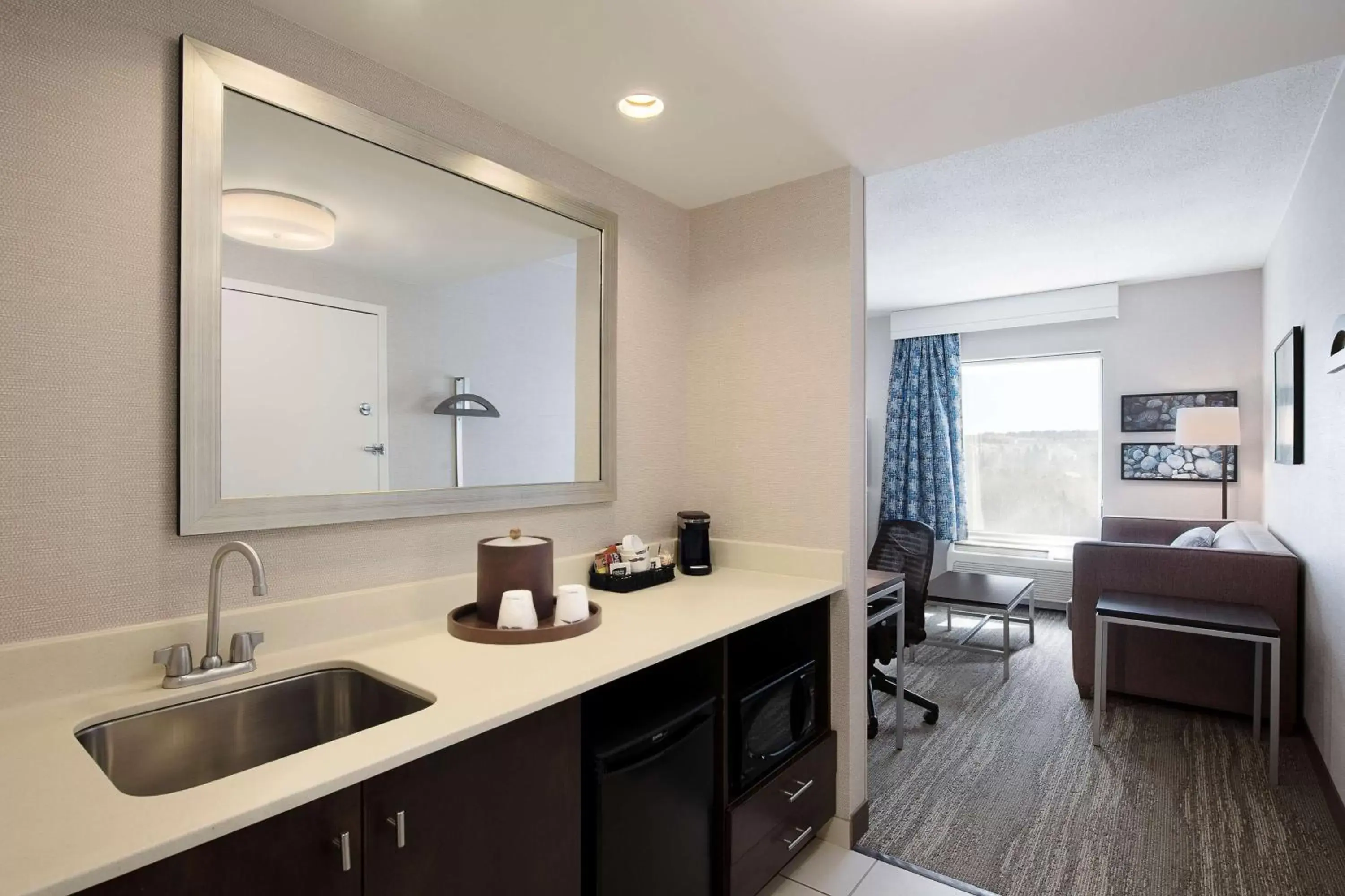 Bedroom, Kitchen/Kitchenette in Hampton Inn & Suites by Hilton Dartmouth - Halifax