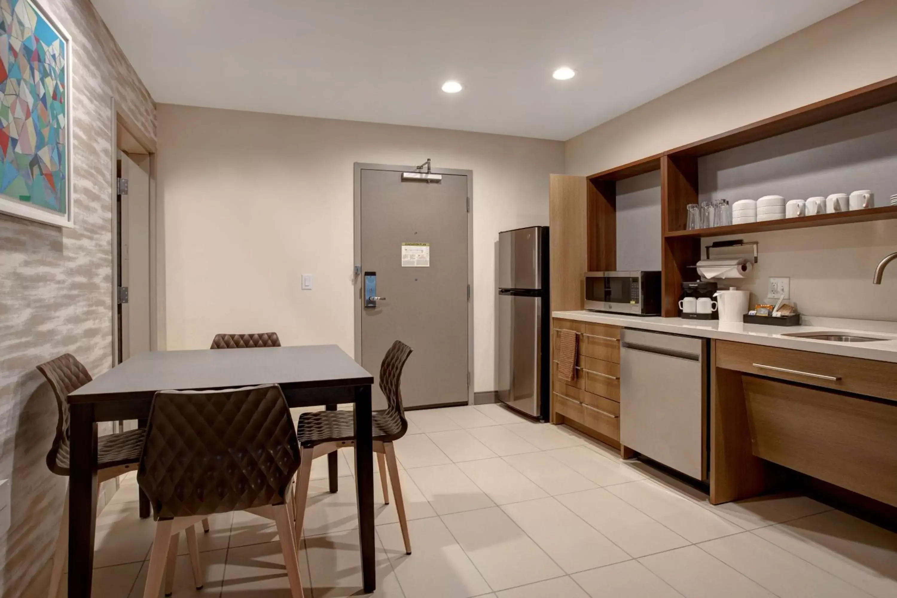 Kitchen or kitchenette, Kitchen/Kitchenette in Home2 Suites By Hilton Loves Park Rockford