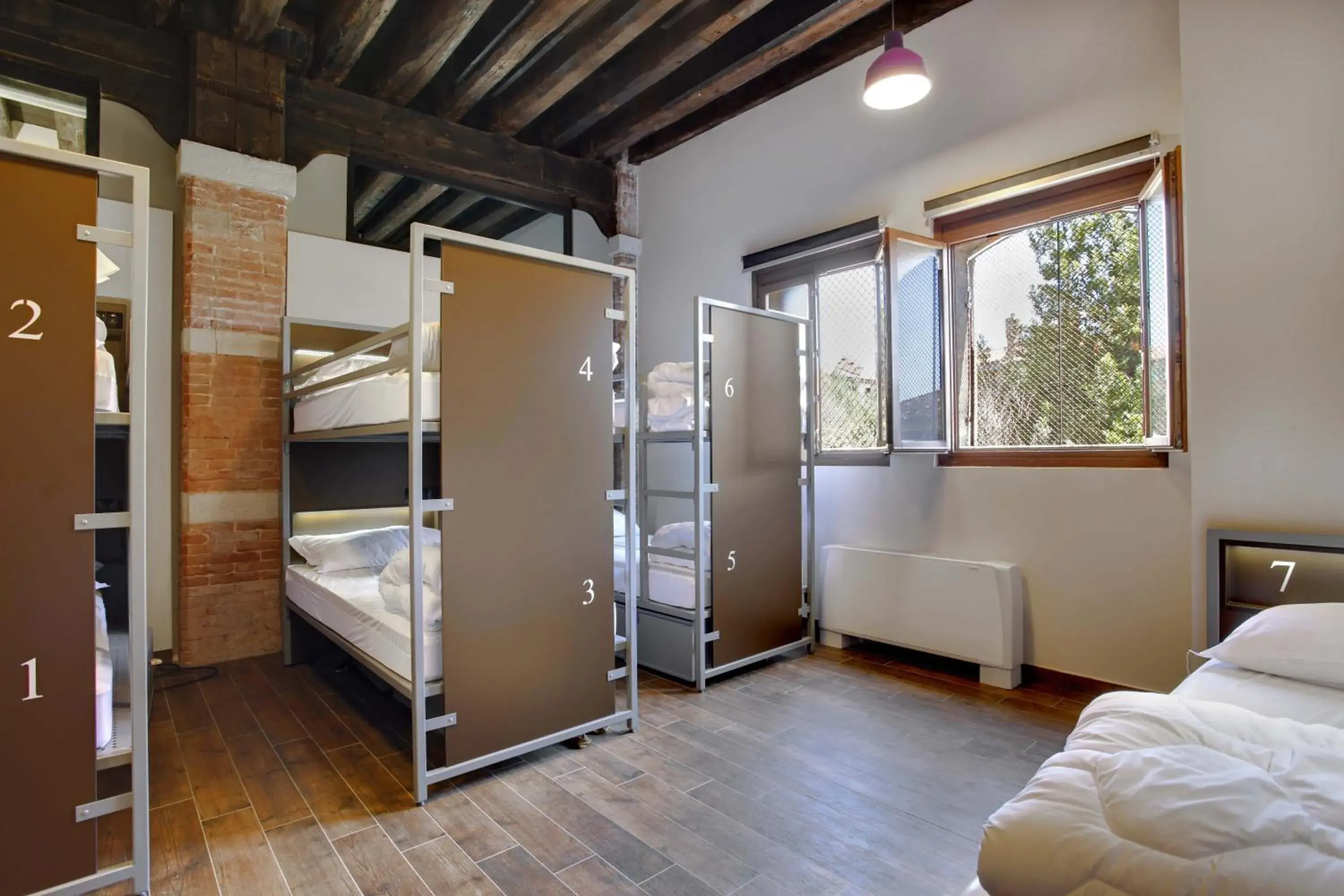 Bed in 7-Bed Mixed Dormitory Room  in Generator Venice