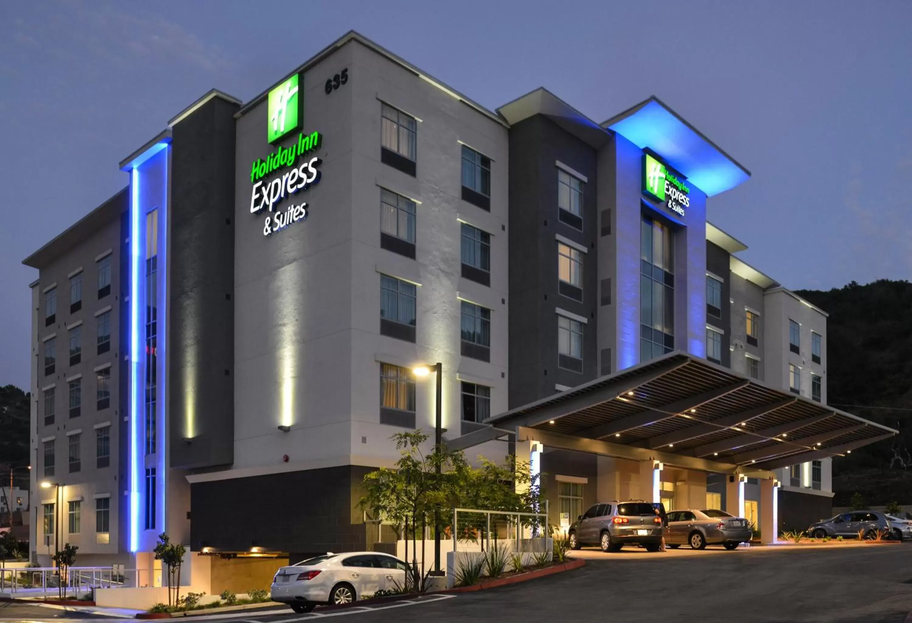 Property Building in Holiday Inn Express & Suites San Diego - Mission Valley, an IHG Hotel