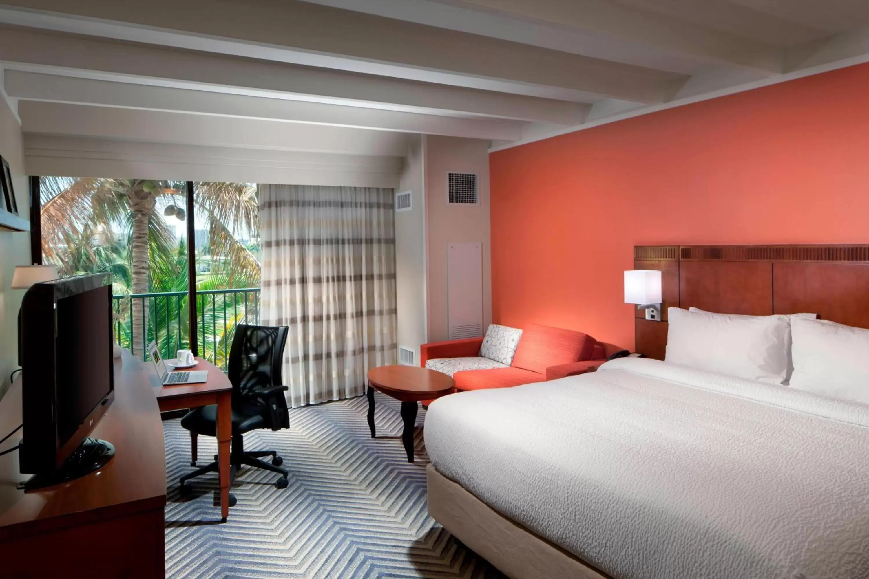 Photo of the whole room in Courtyard by Marriott Fort Lauderdale East / Lauderdale-by-the-Sea
