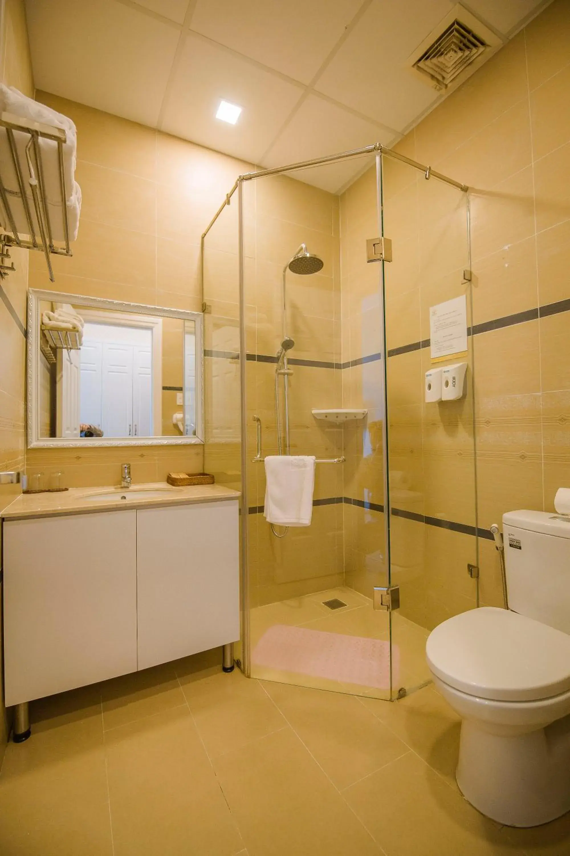 Shower, Bathroom in Hotel Du Lys