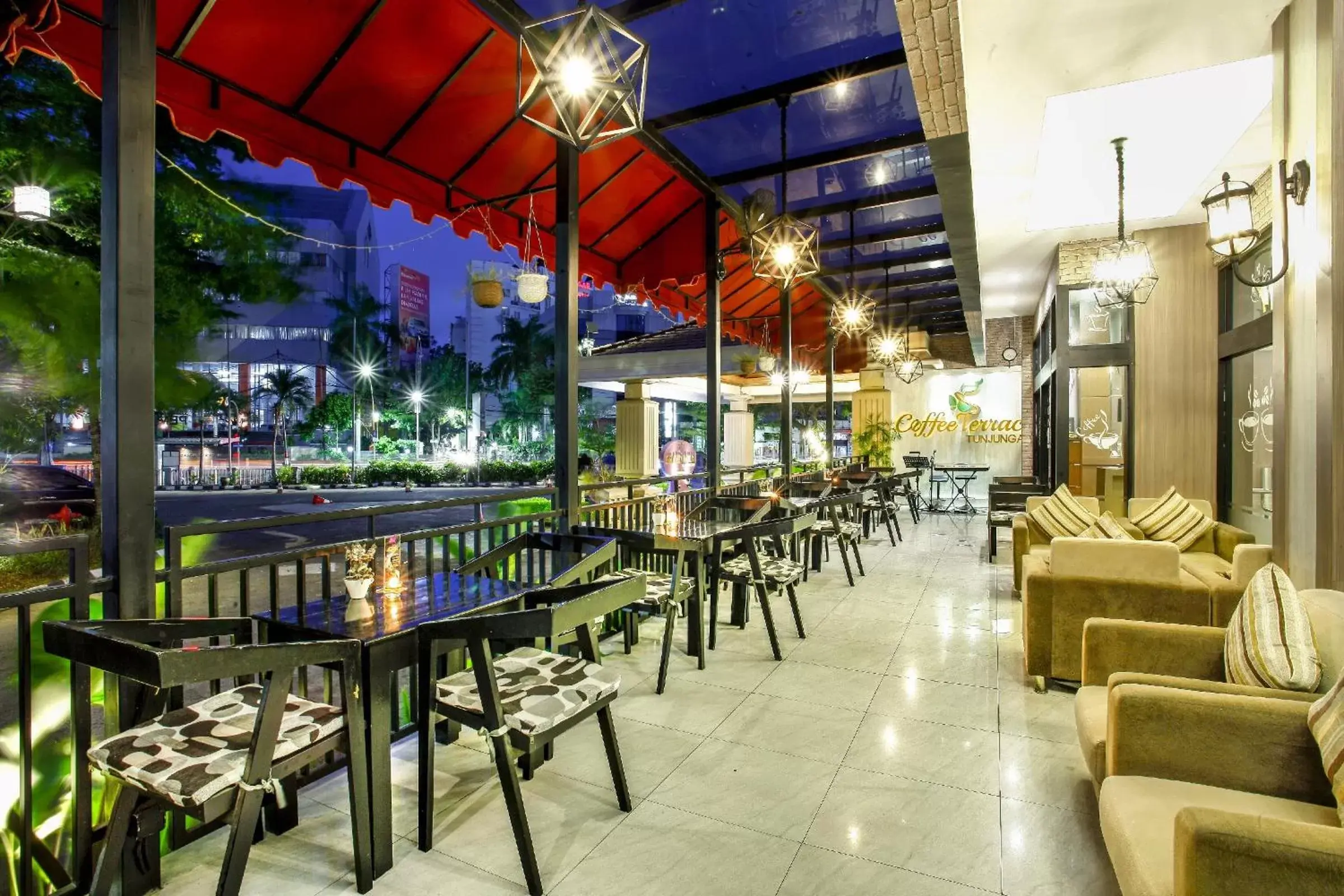 Restaurant/places to eat, Lounge/Bar in Grand Inna Tunjungan