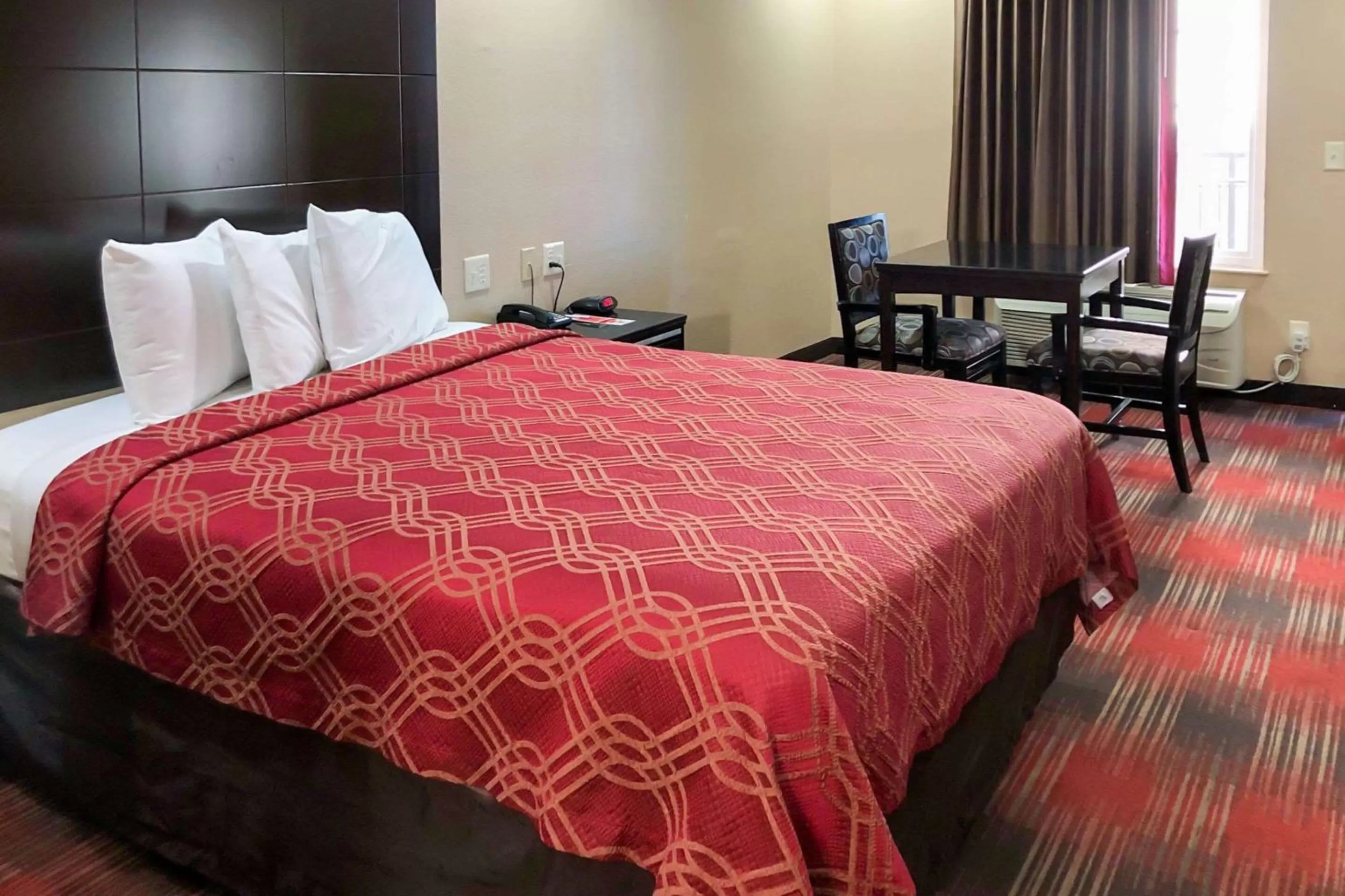 Photo of the whole room, Bed in Econo Lodge Inn & Suites Escondido Downtown