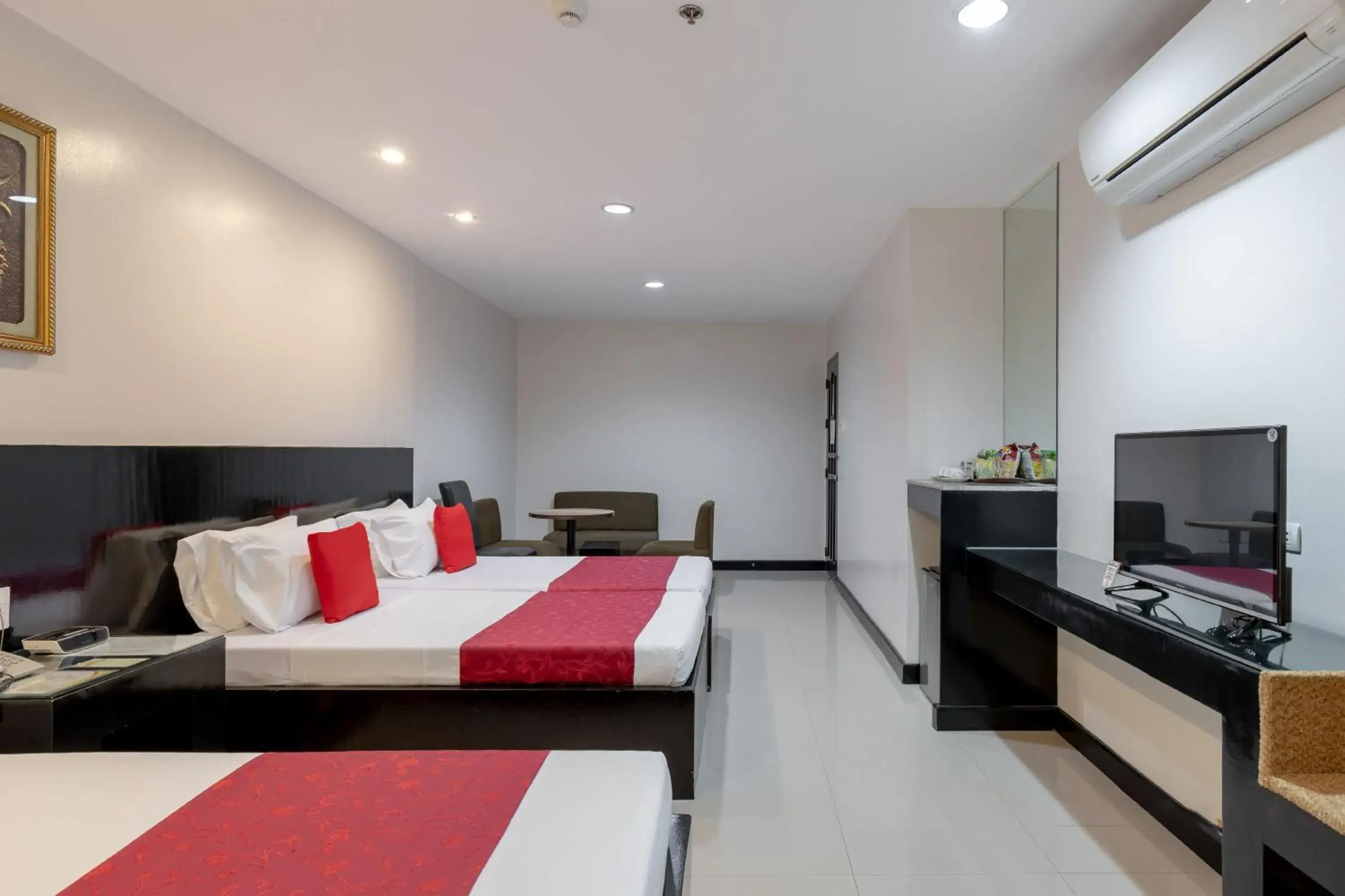 Bed, TV/Entertainment Center in Check Inn Hotel Dumaguete City