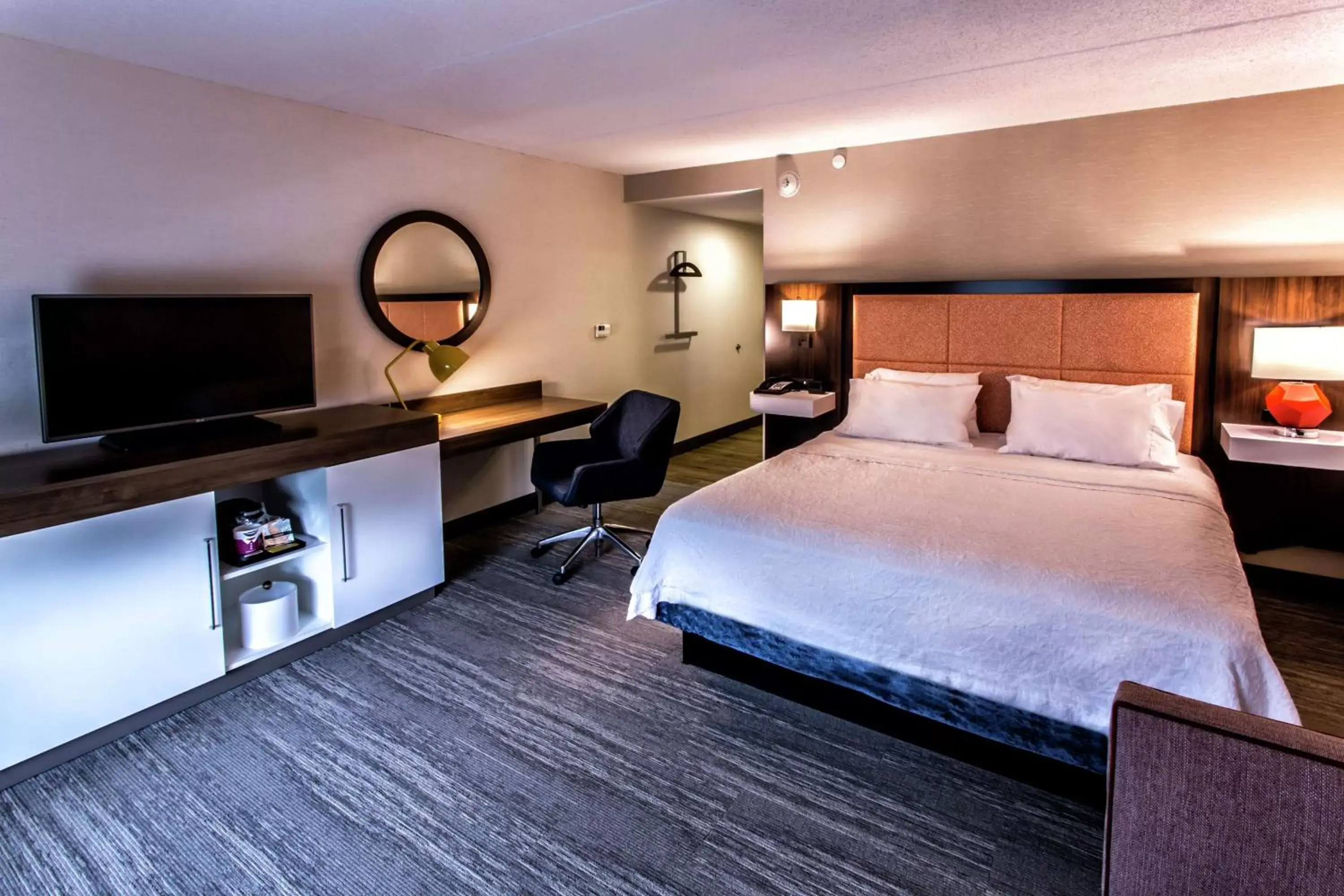 Bed in Hampton Inn & Suites Staten Island
