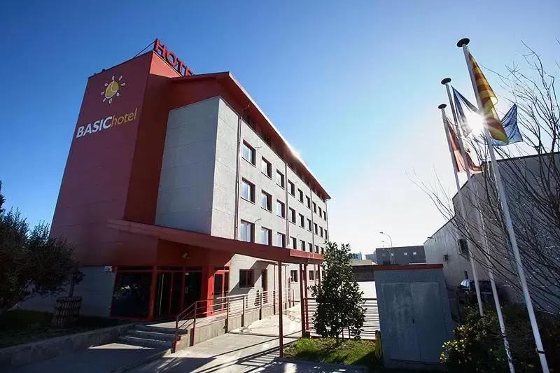 Facade/entrance, Property Building in Hotel Basic