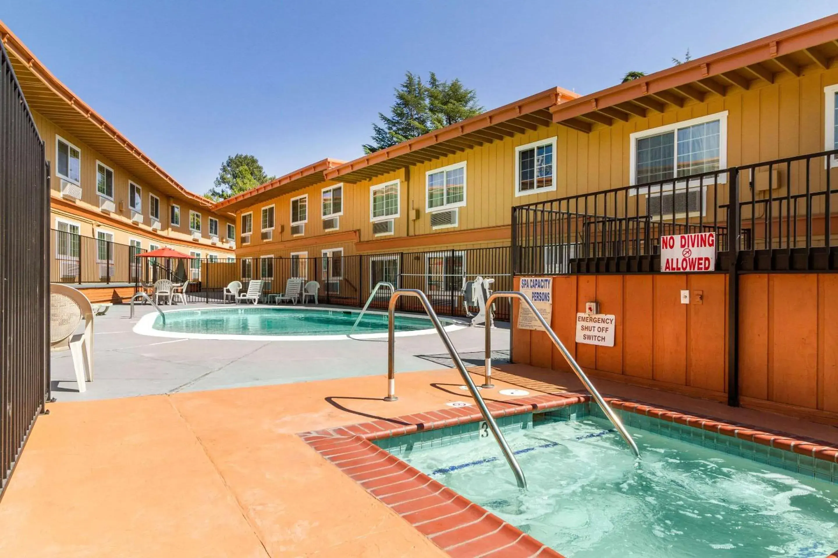 On site, Swimming Pool in Rodeway Inn Auburn – Foresthill