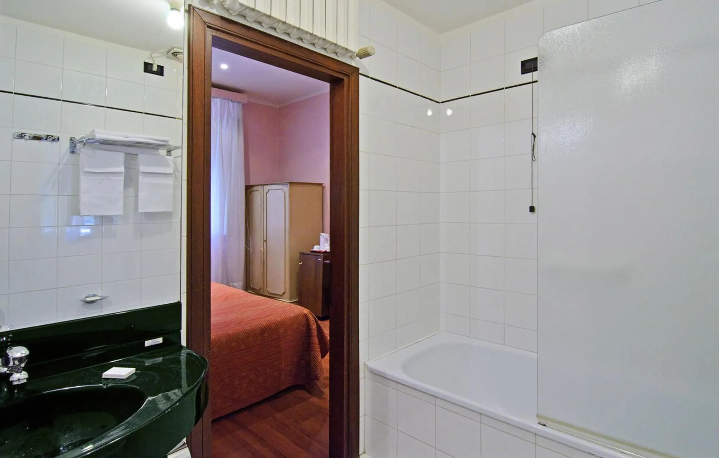 Shower, Bed in Hotel Rex
