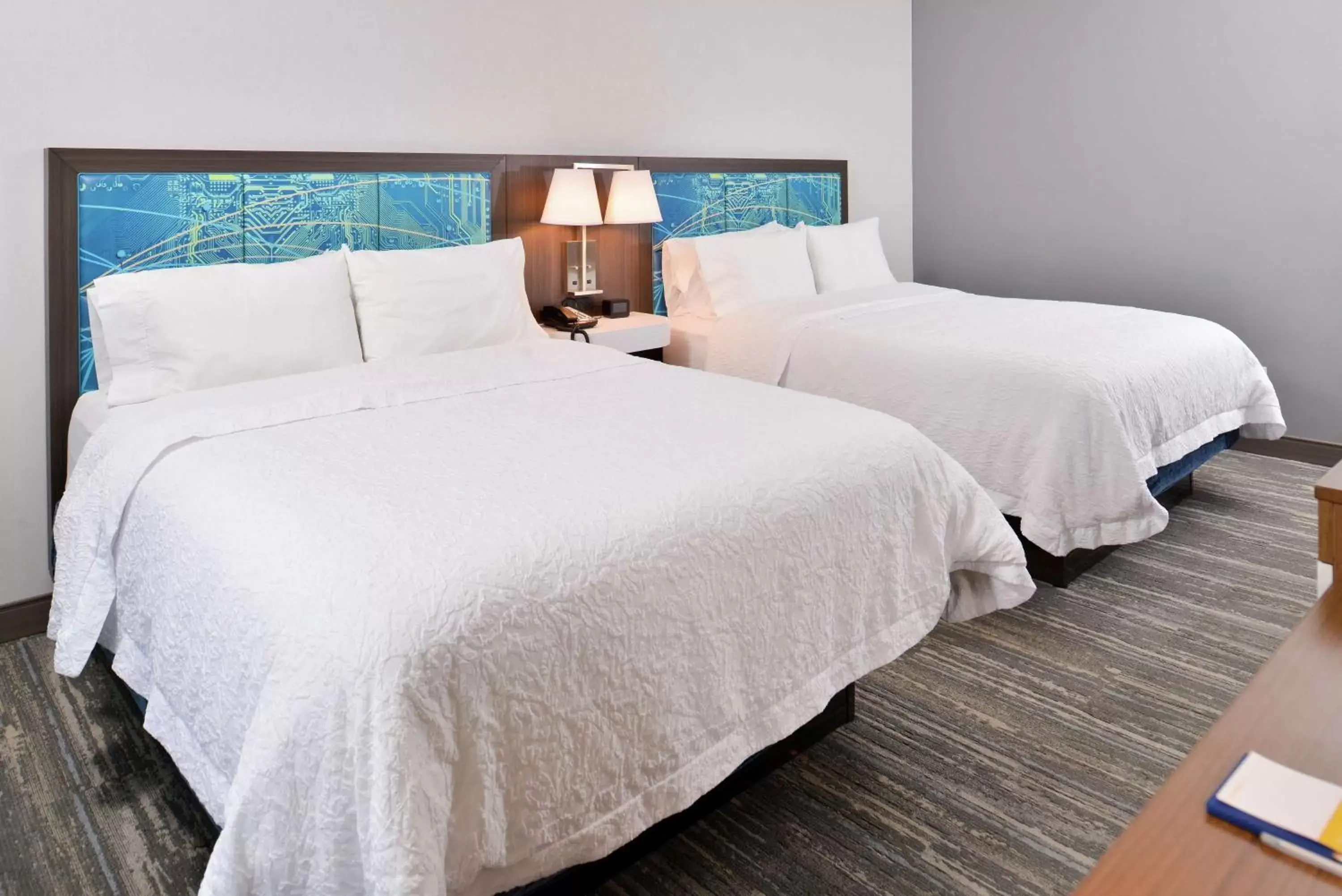 Bed in Hampton Inn & Suites Saint Paul Oakdale Woodbury