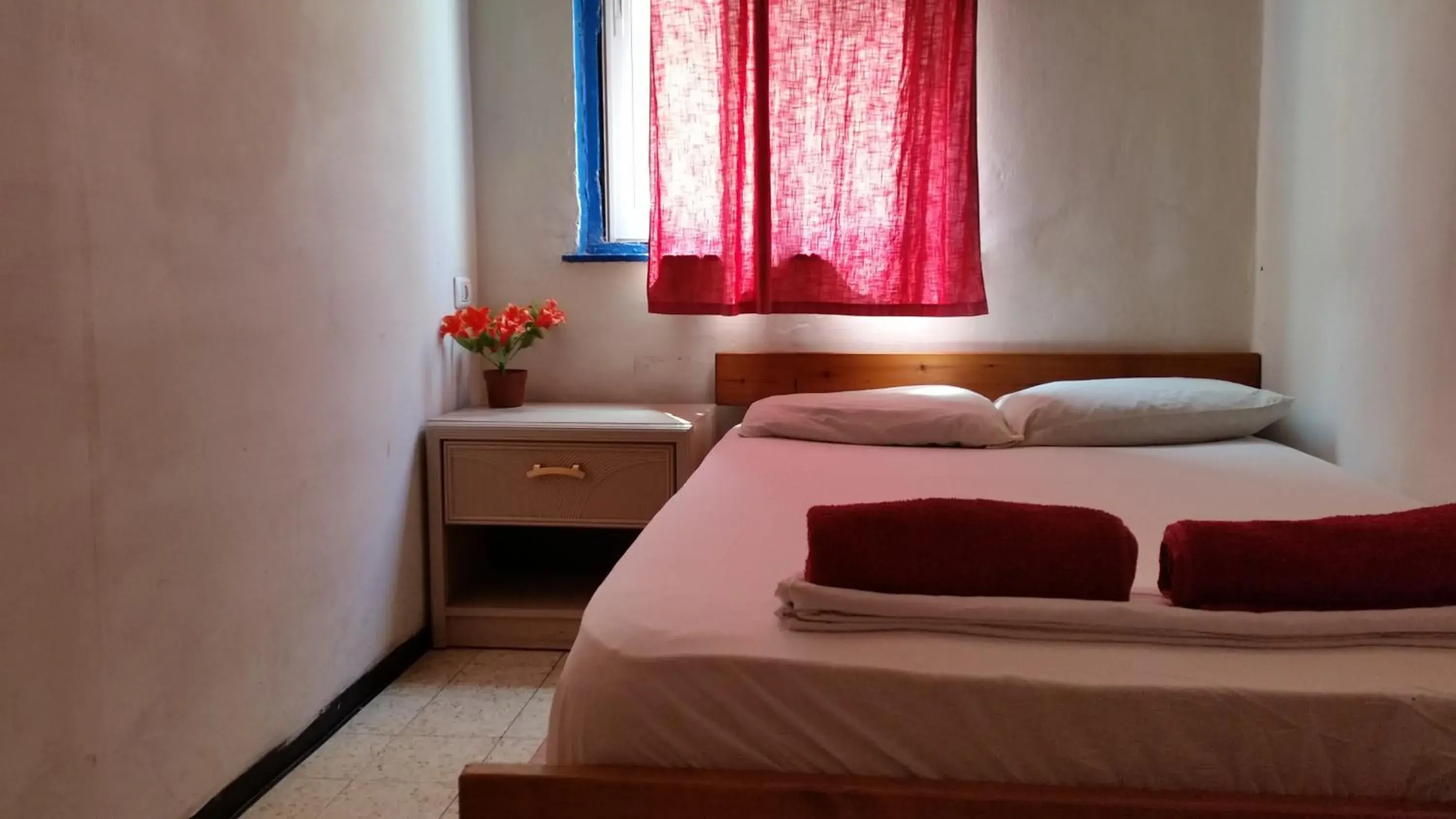 Single Room with Shared Bathroom in Momos Hostel
