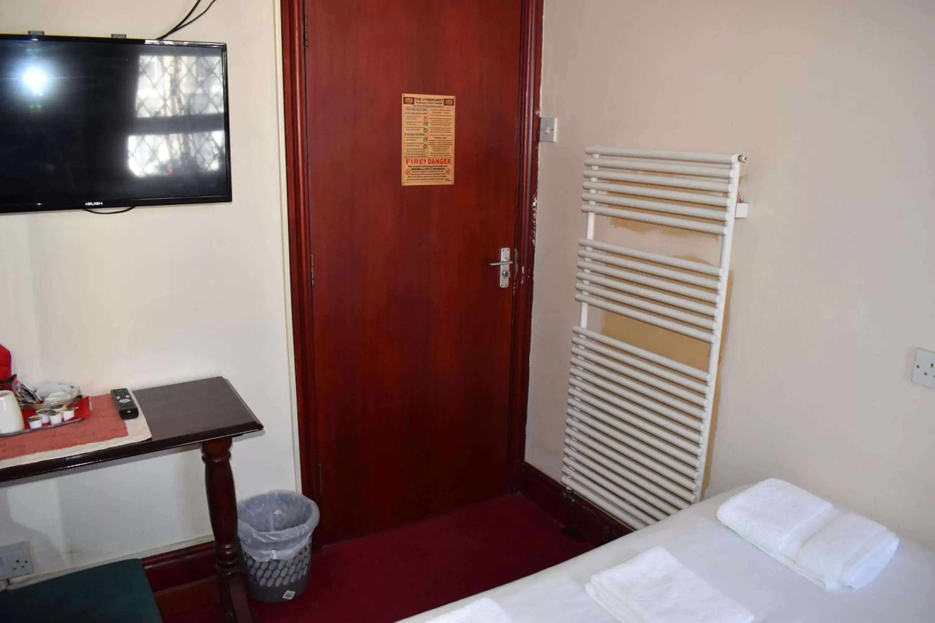 Bedroom, TV/Entertainment Center in Lyndhurst Hotel