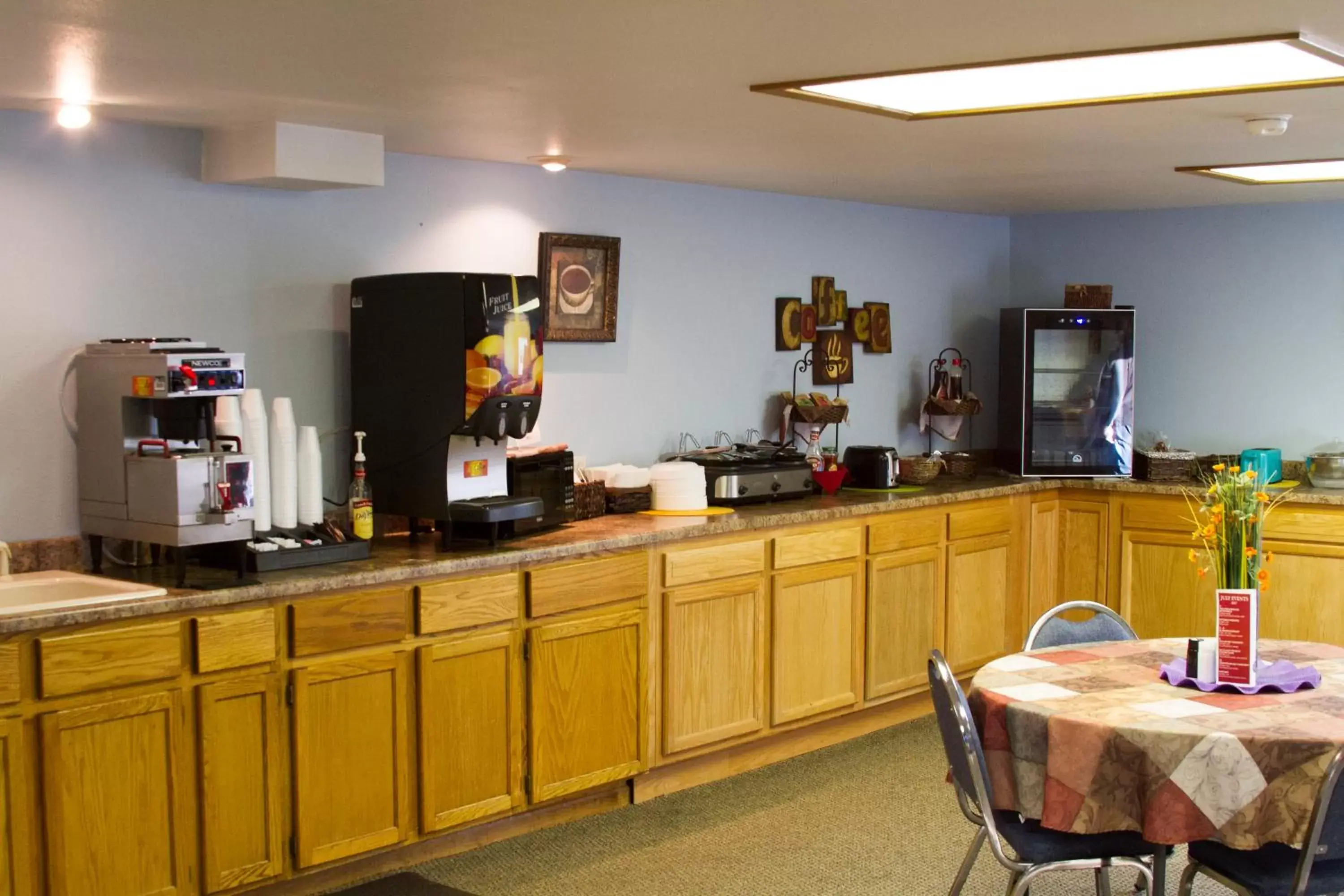 Breakfast, Restaurant/Places to Eat in Cottonwood Inn & Suites