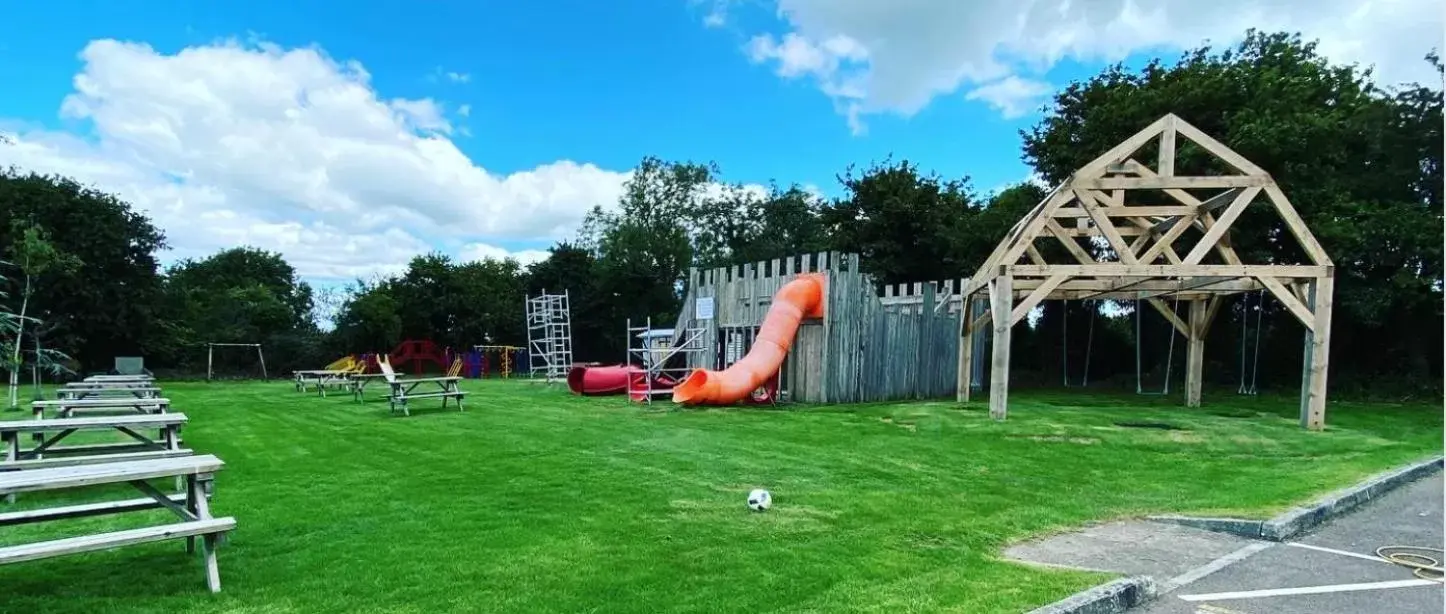 Garden, Children's Play Area in Three Horseshoes Country Inn