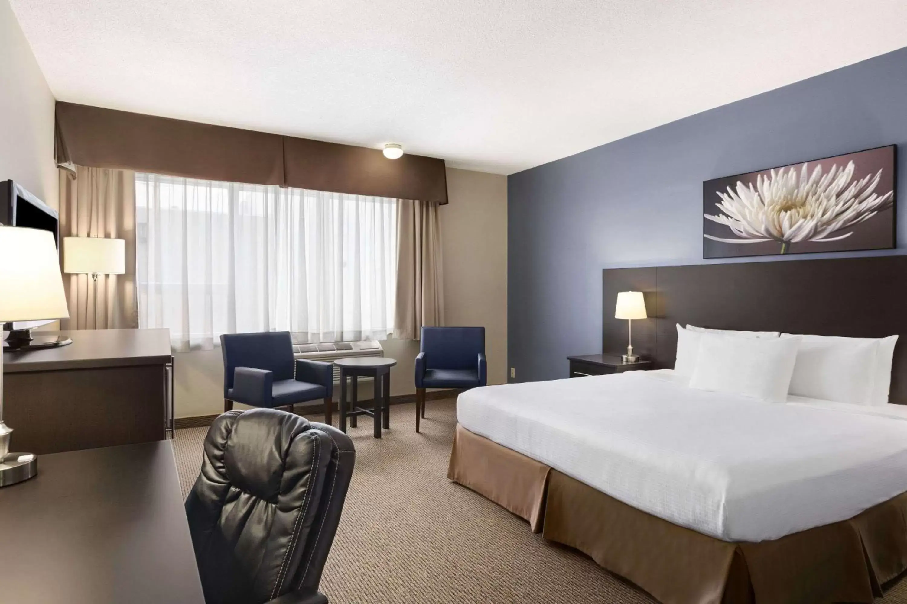 Photo of the whole room in Days Inn by Wyndham Montreal Airport Conference Centre