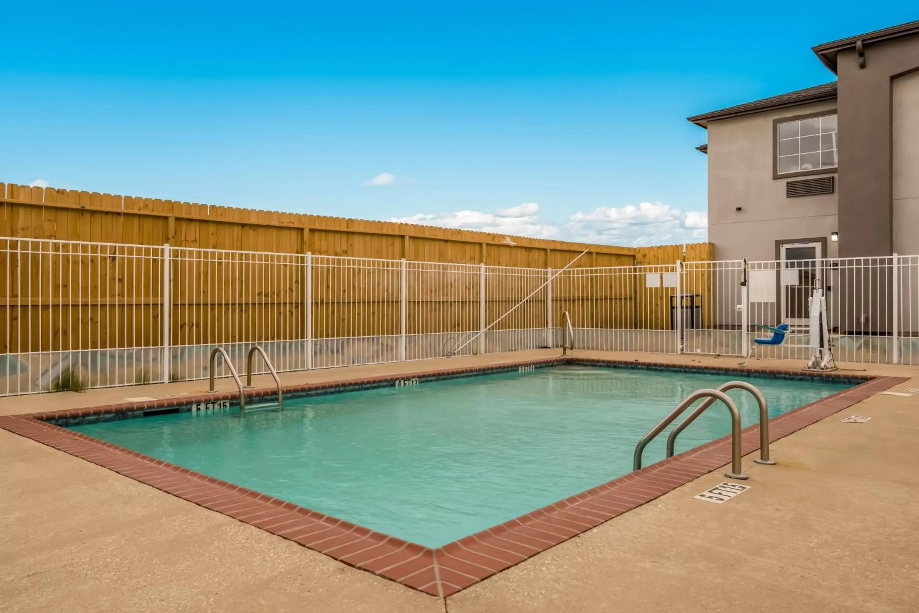 Swimming Pool in Red Roof Inn & Suites Lake Charles