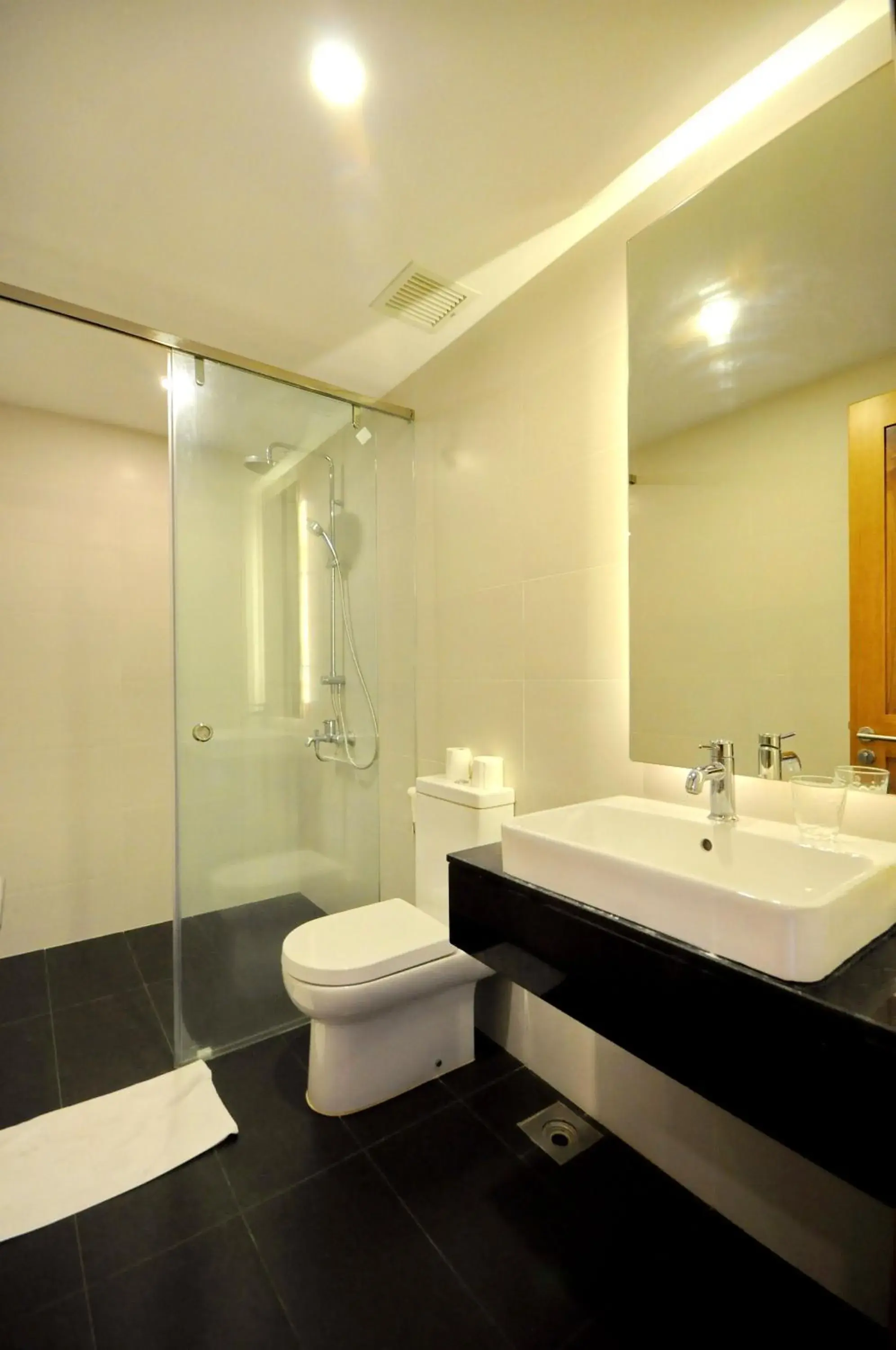 Bathroom in Holi Beach Hotel & Apartments