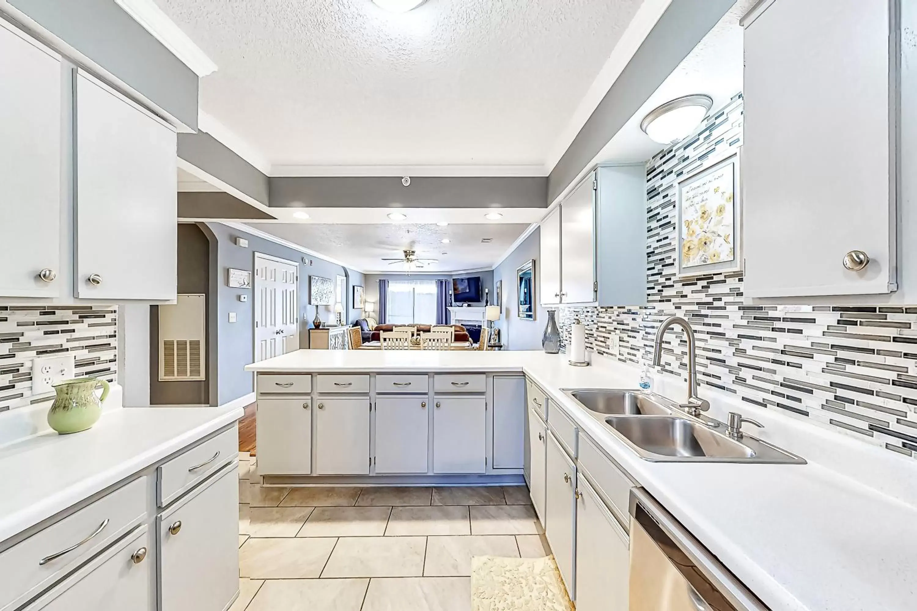 Kitchen/Kitchenette in Thousand Hills - The Knollwood At Foothills