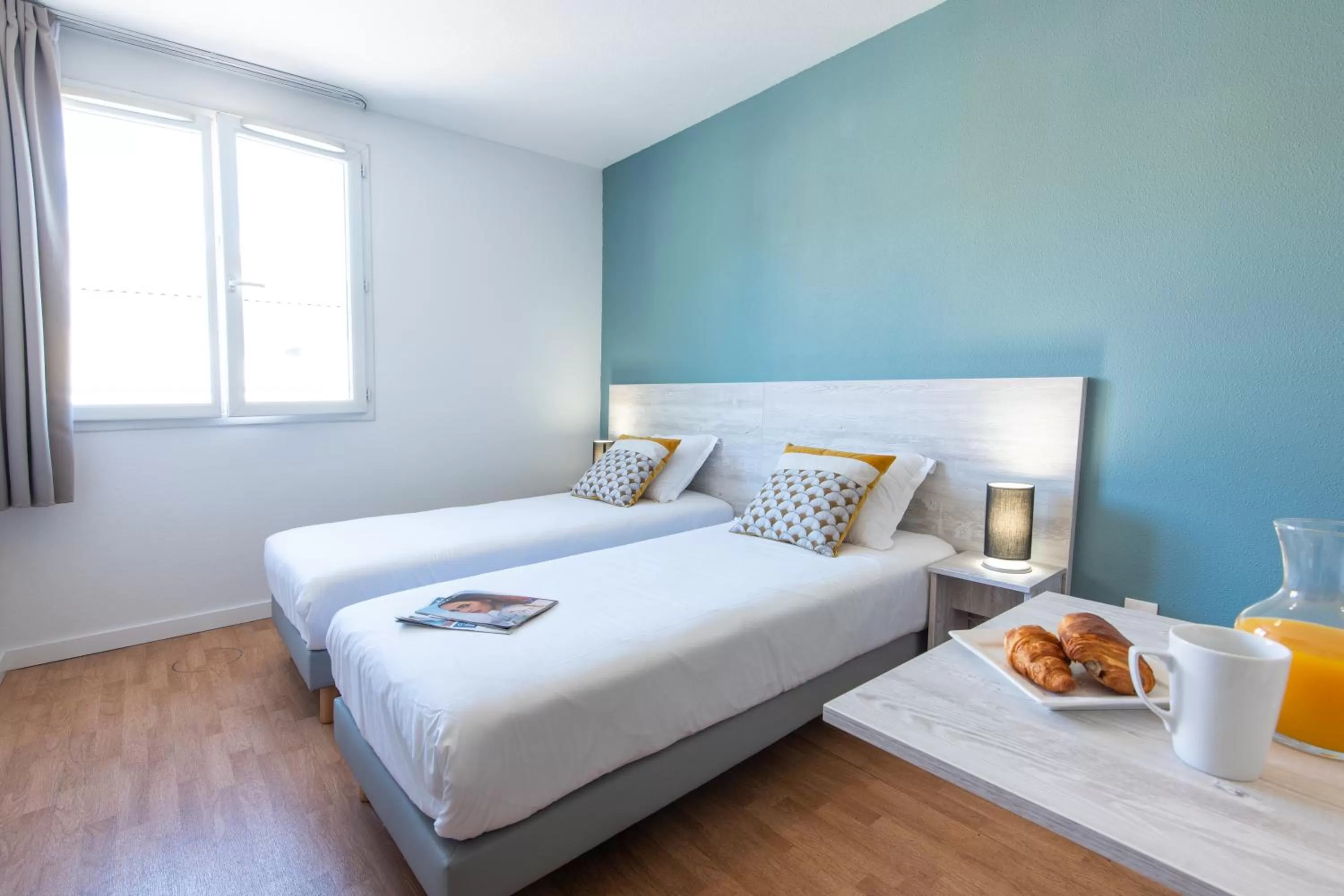 Dining area, Bed in Comfort Aparthotel Aix Le Tholonet