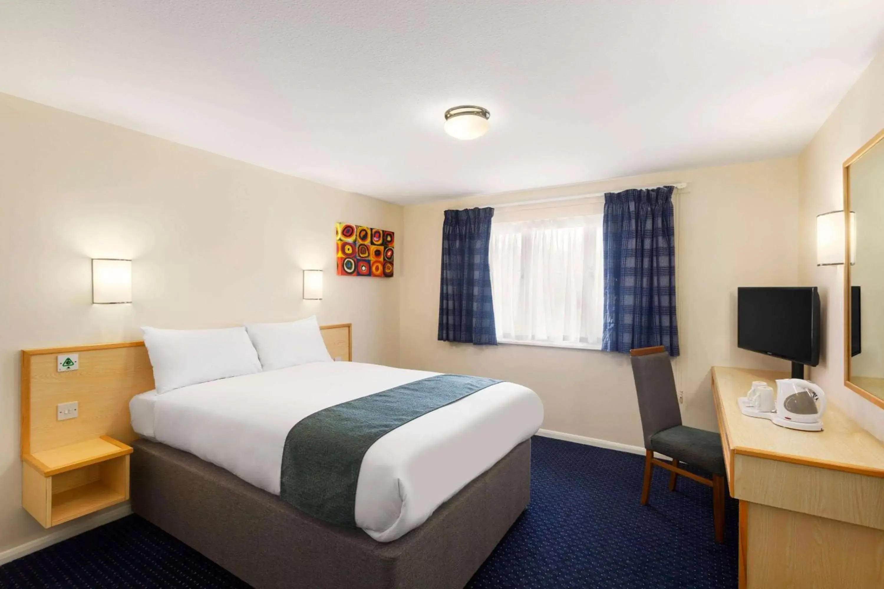 Photo of the whole room, Bed in Days Inn Sutton Scotney South