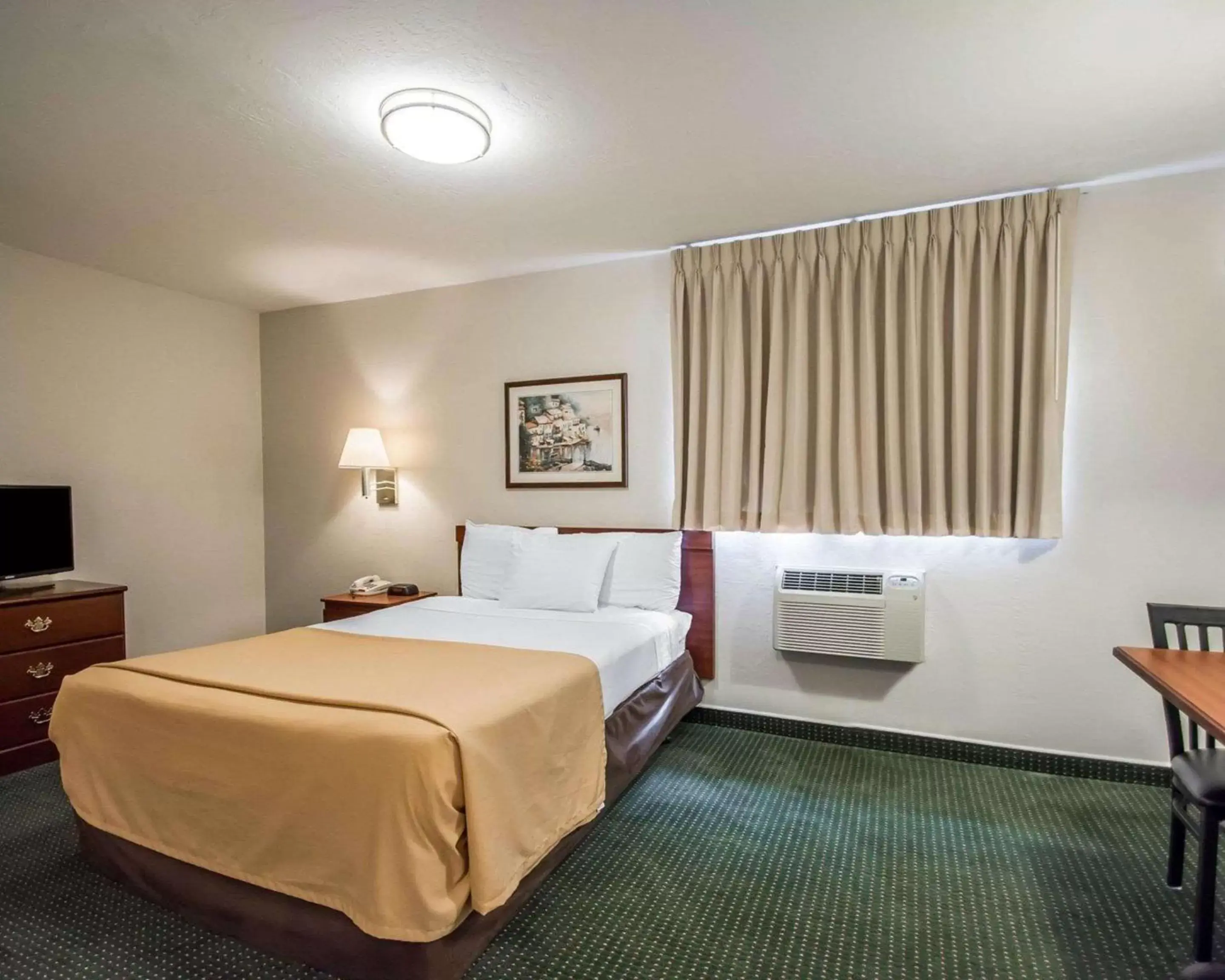 Photo of the whole room, Bed in Suburban Studios Melbourne Airport