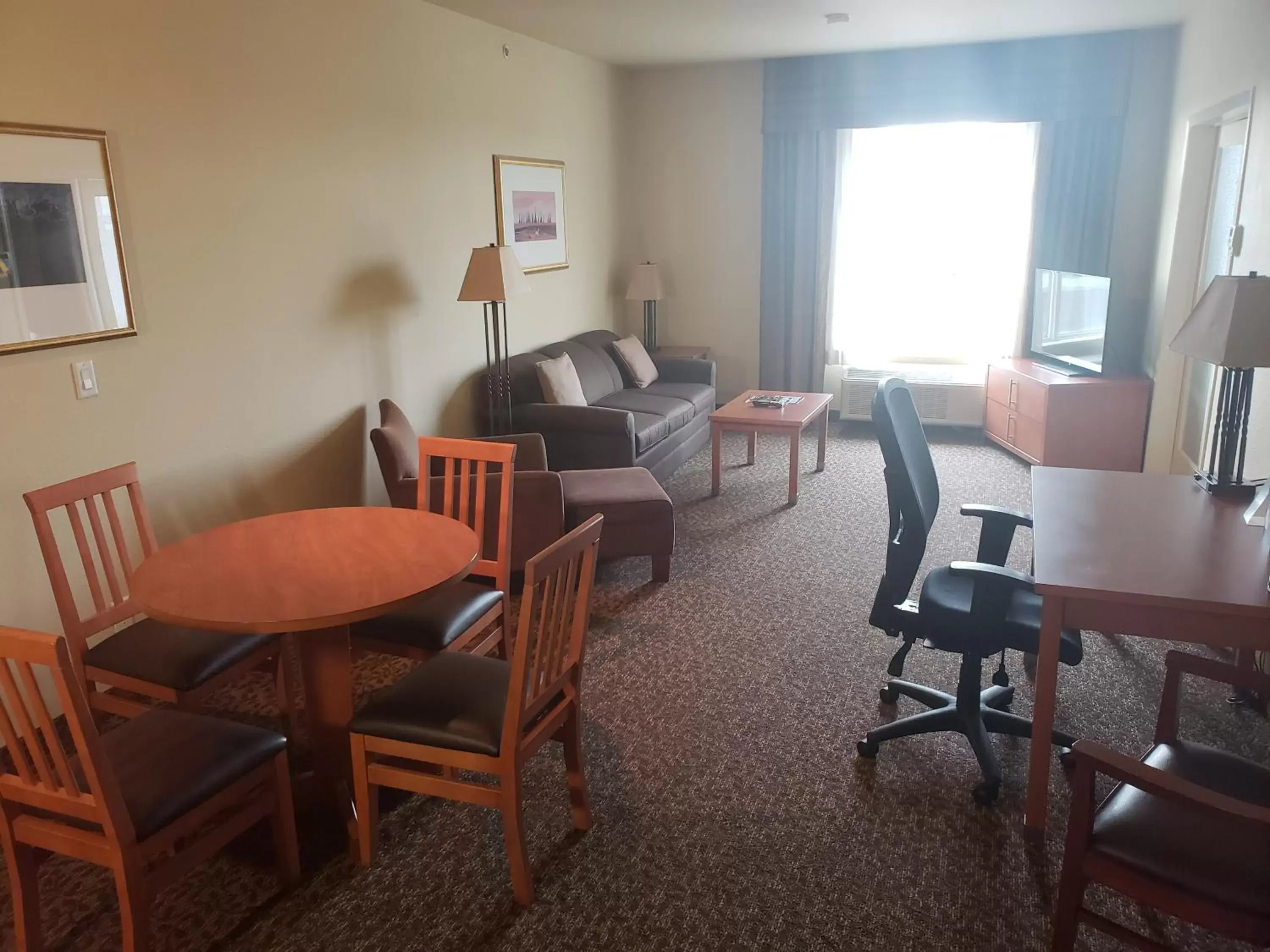 One-Bedroom King Suite Jetted Tub - Non-Smoking in Wingate by Wyndham - Edmonton West One-Bedroom King Suite Jetted Tub - Non-Smoking in Wingate by Wyndham - Edmonton West