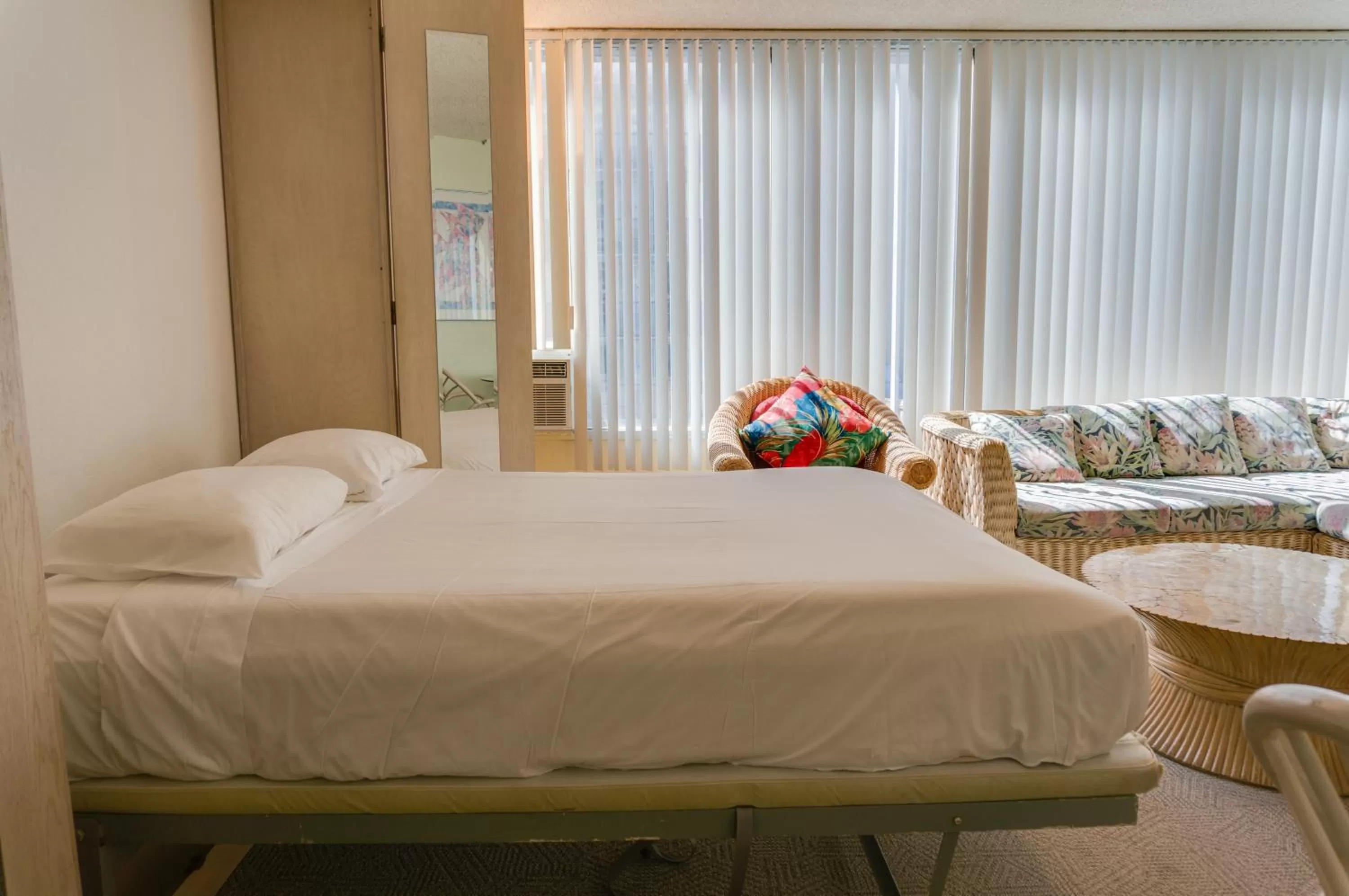 Bed in Kuhio Banyan Hotel (with Kitchenettes)