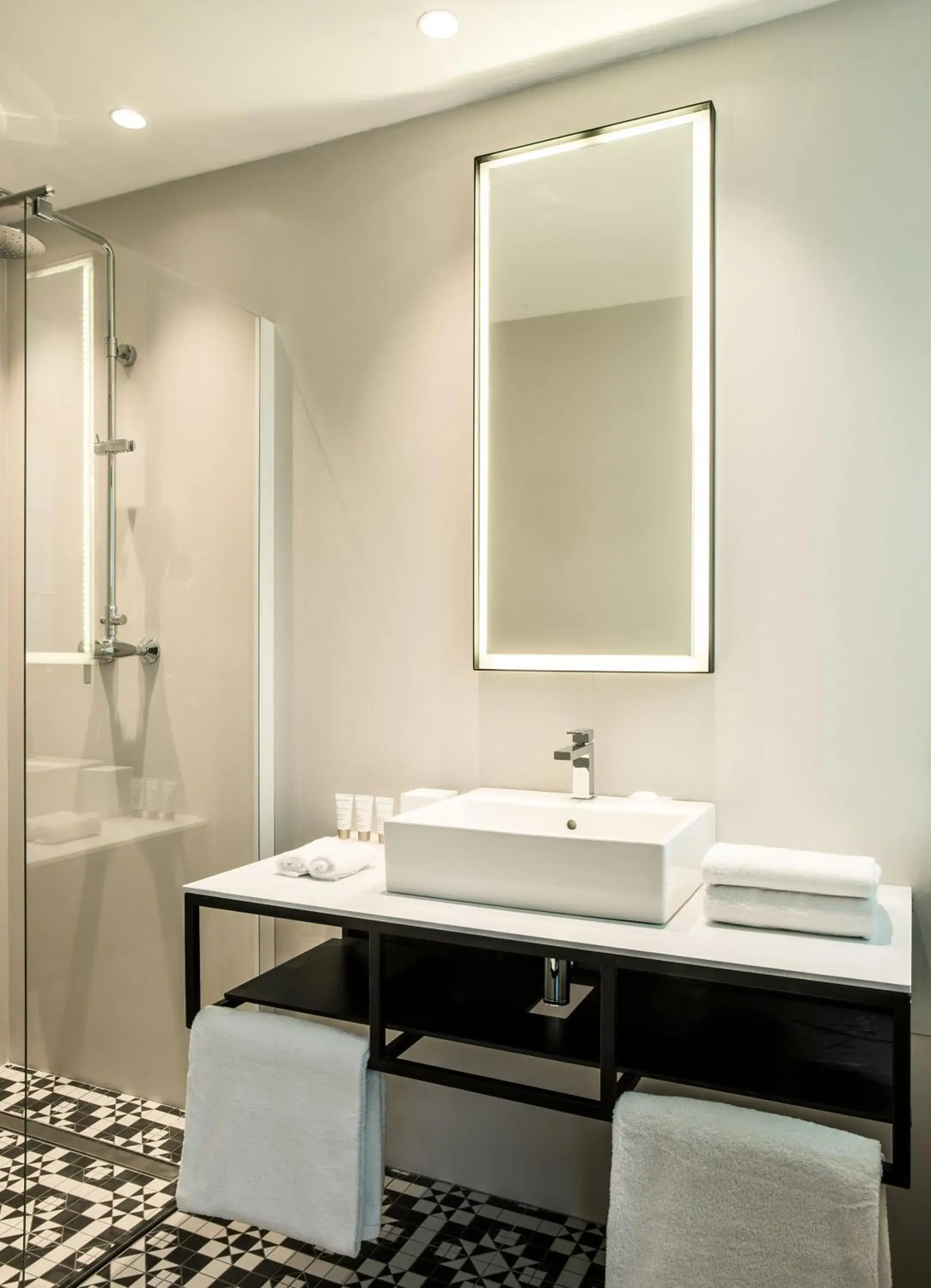 Shower, Bathroom in Hotel Louvre Lens - Esprit de France