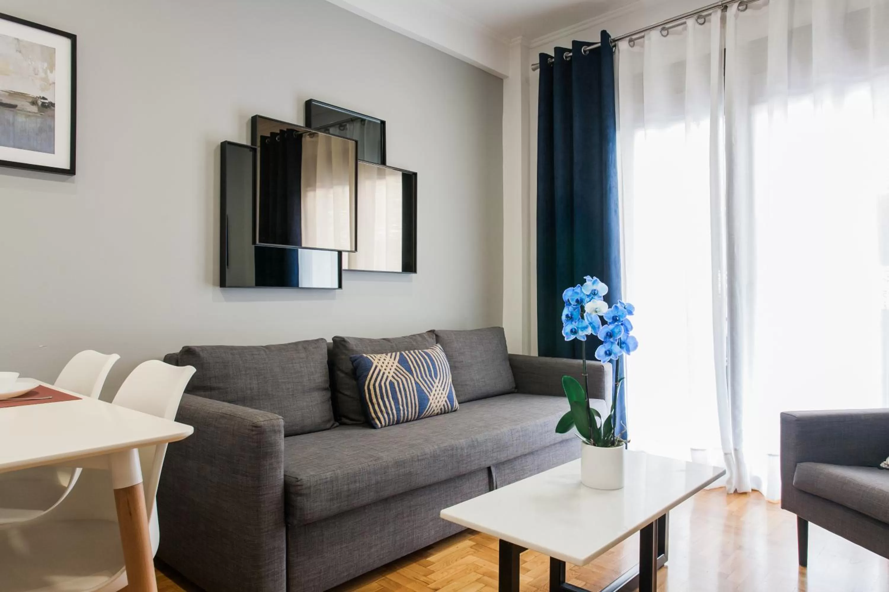 Seating area in Nicholas Point Apartments and Rooms