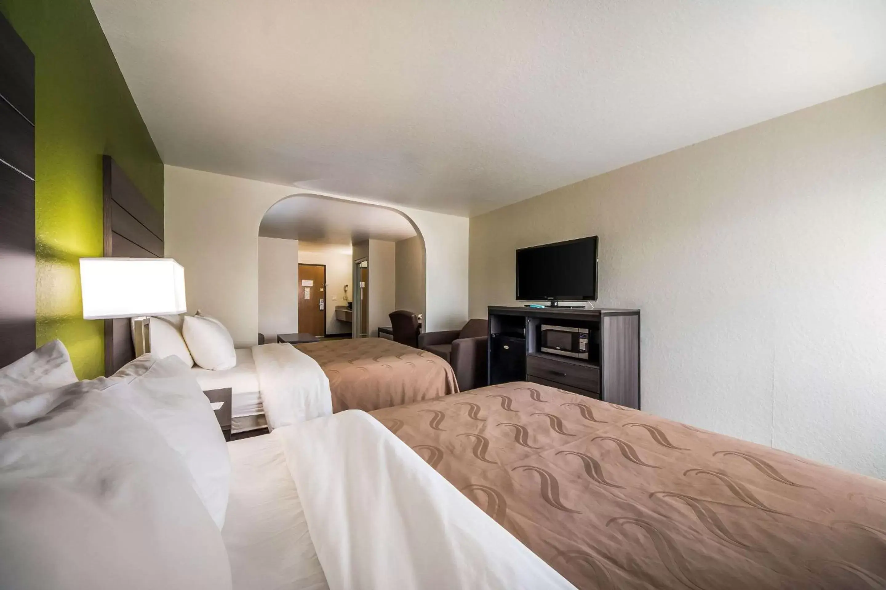 Photo of the whole room, Bed in Quality Suites San Antonio