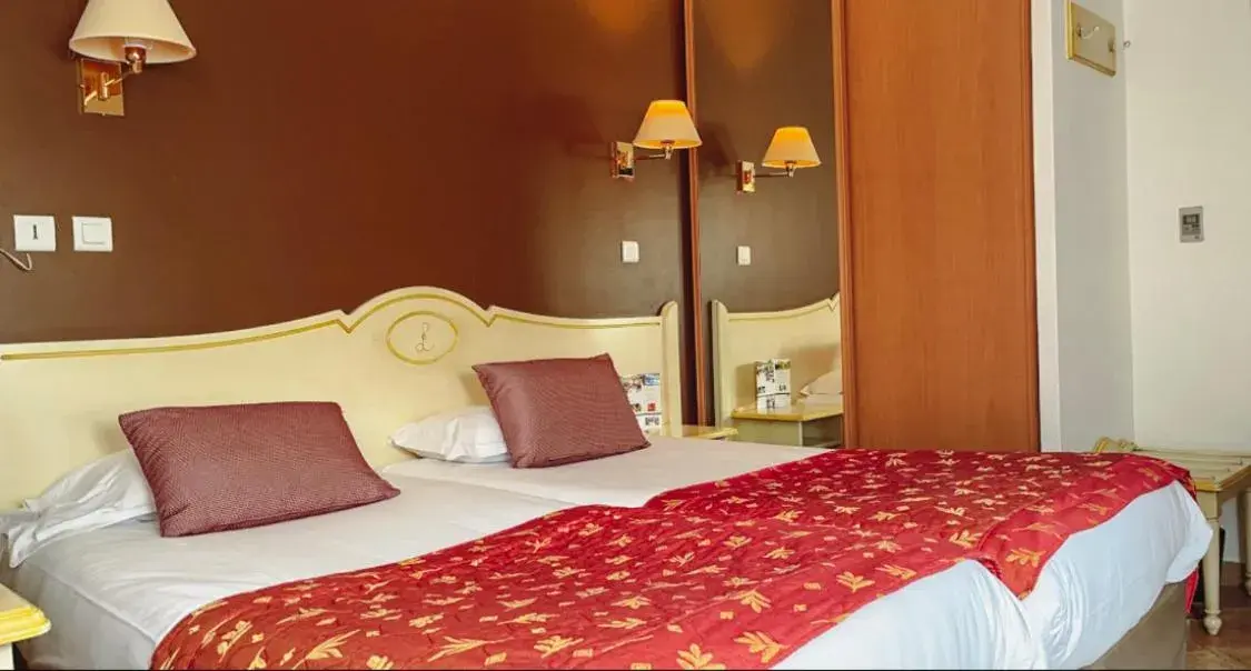 Bed in LOGIS HOTEL & RESTAURANT L'ETAPE Bouc Bel Air - Gardanne Bed in LOGIS HOTEL & RESTAURANT L'ETAPE Bouc Bel Air - Gardanne