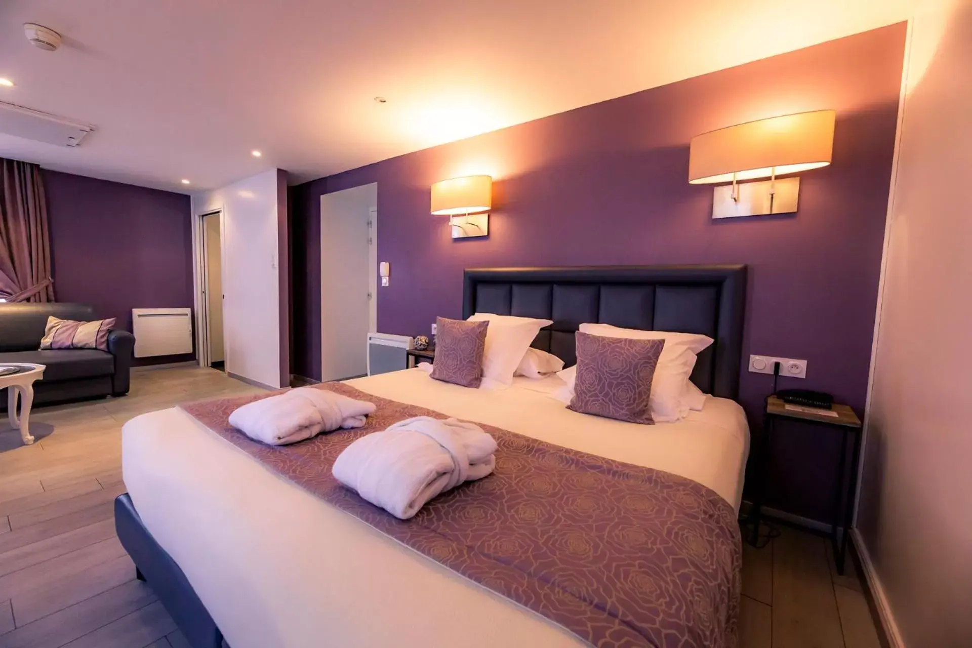 Bedroom, Bed in Hotel Le Lion D'Or et Restaurant La Table Du Lion