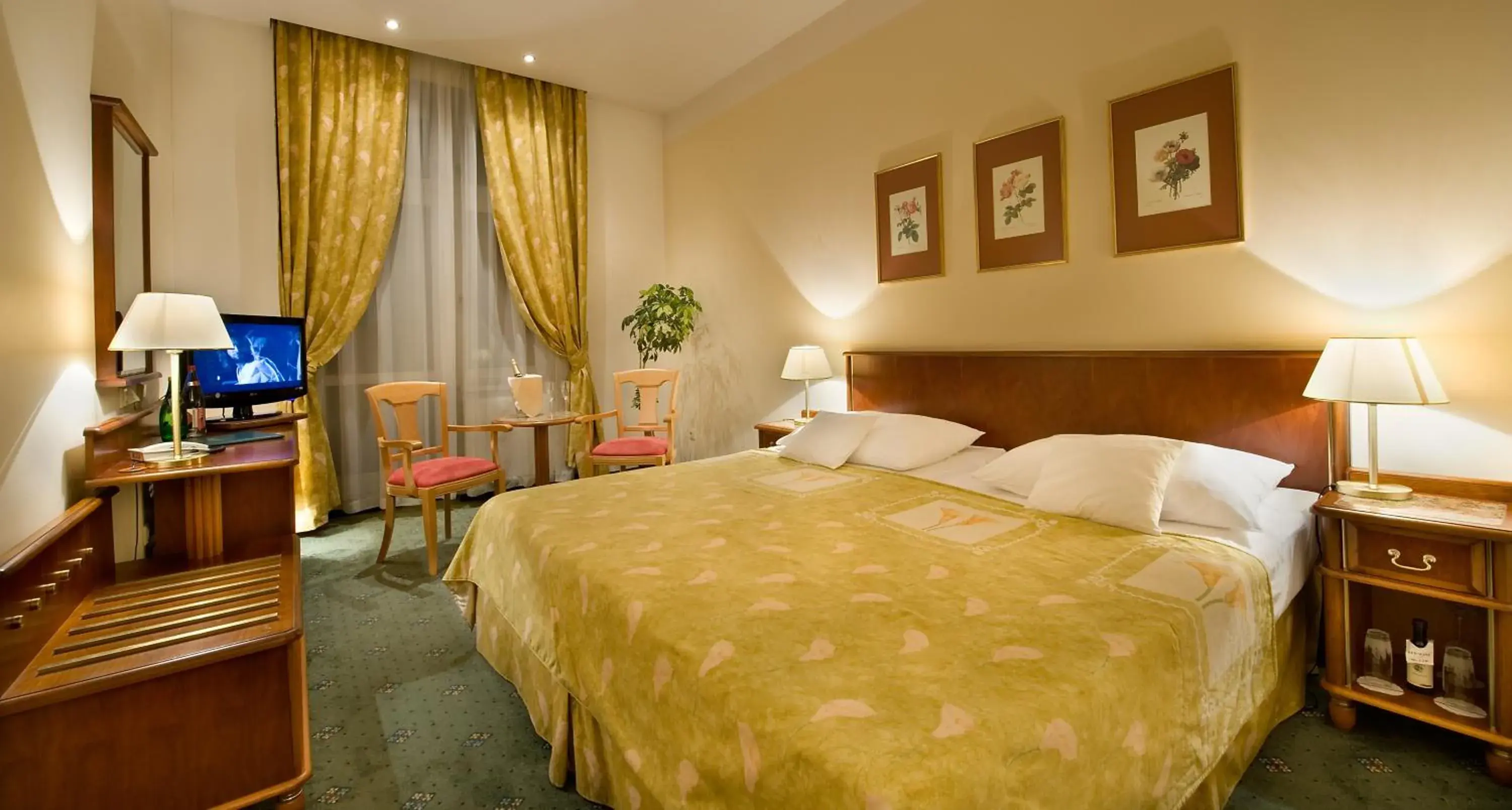 Photo of the whole room, Bed in EA Hotel Rokoko