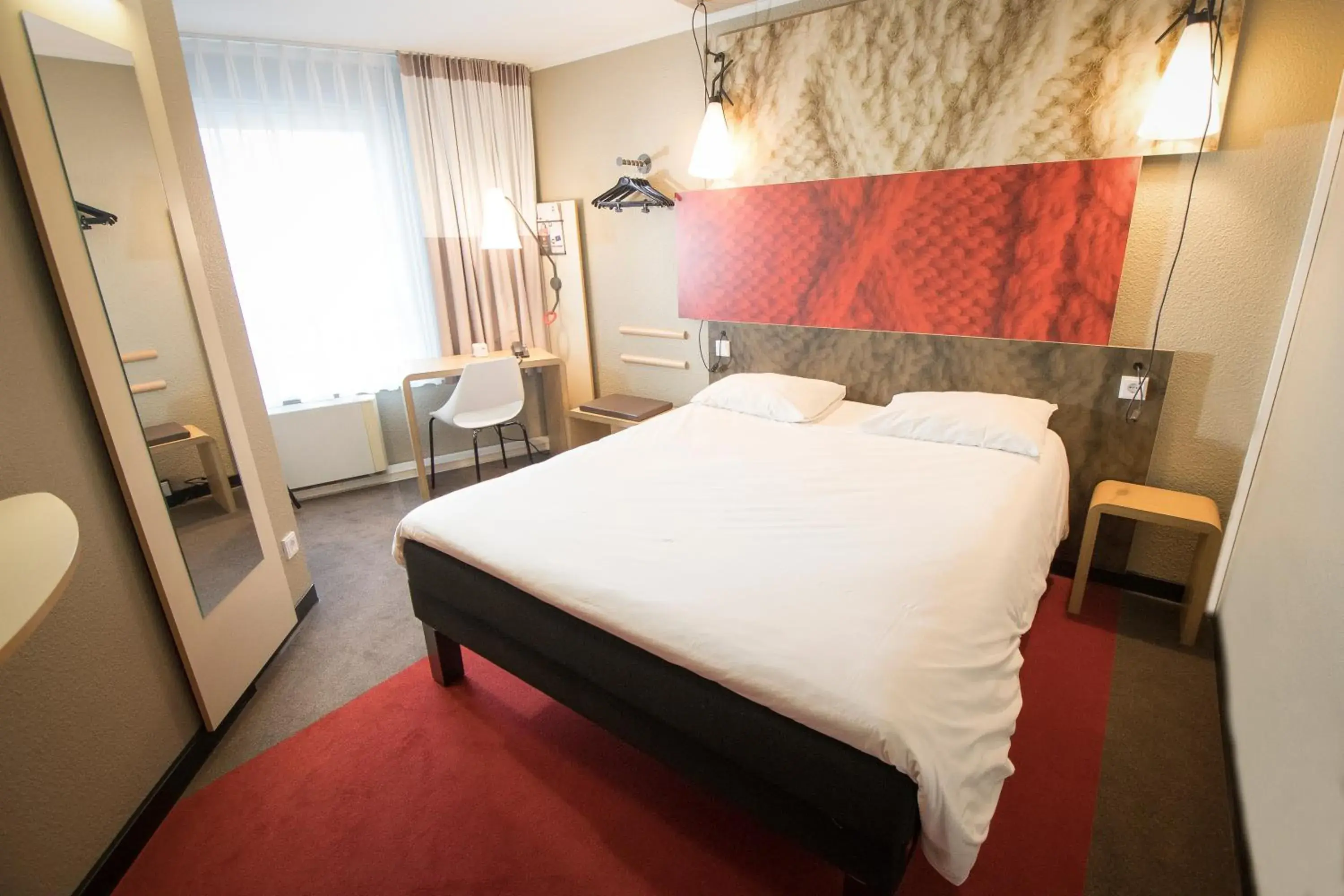 Photo of the whole room, Bed in ibis Köln Centrum