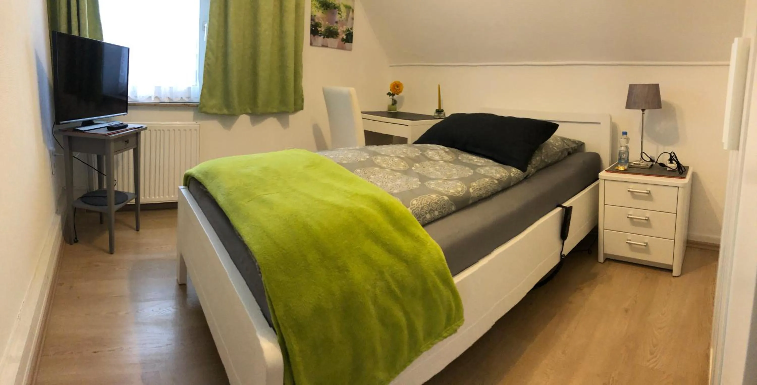 Photo of the whole room, Bed in Messezimmer 4u