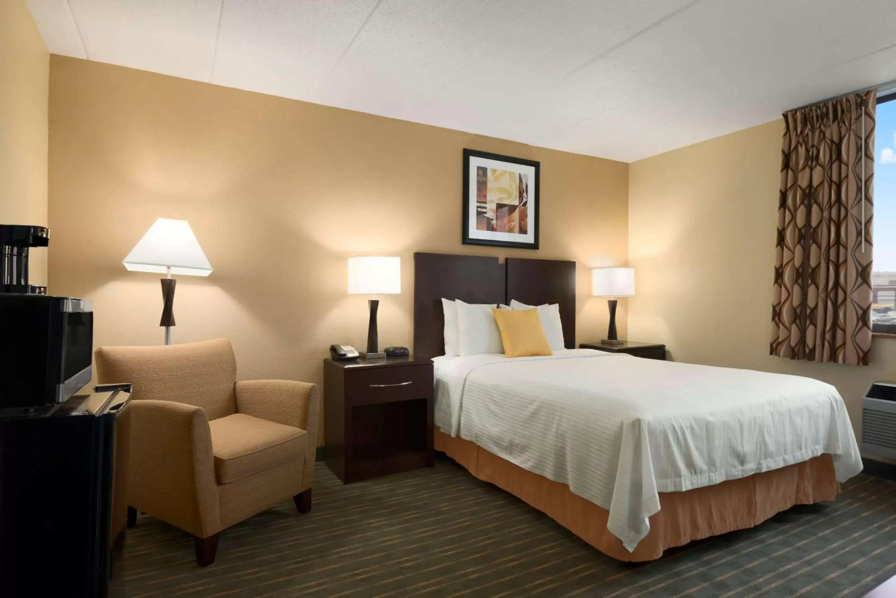 Photo of the whole room, Bed in Days Hotel by Wyndham University Ave SE