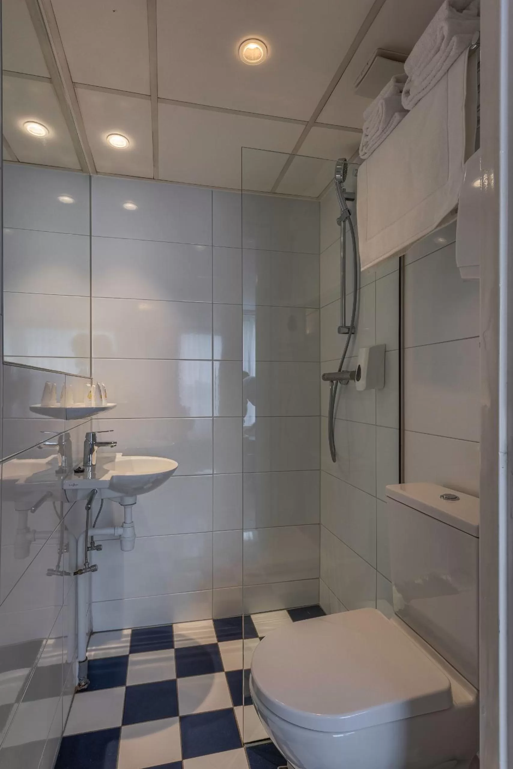 Shower, Bathroom in Hotel De Gerstekorrel