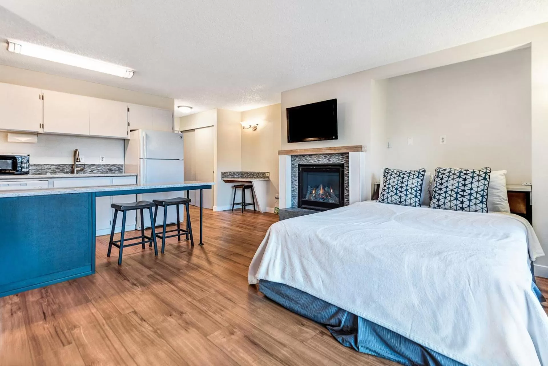 Photo of the whole room in Bend Riverside Condos