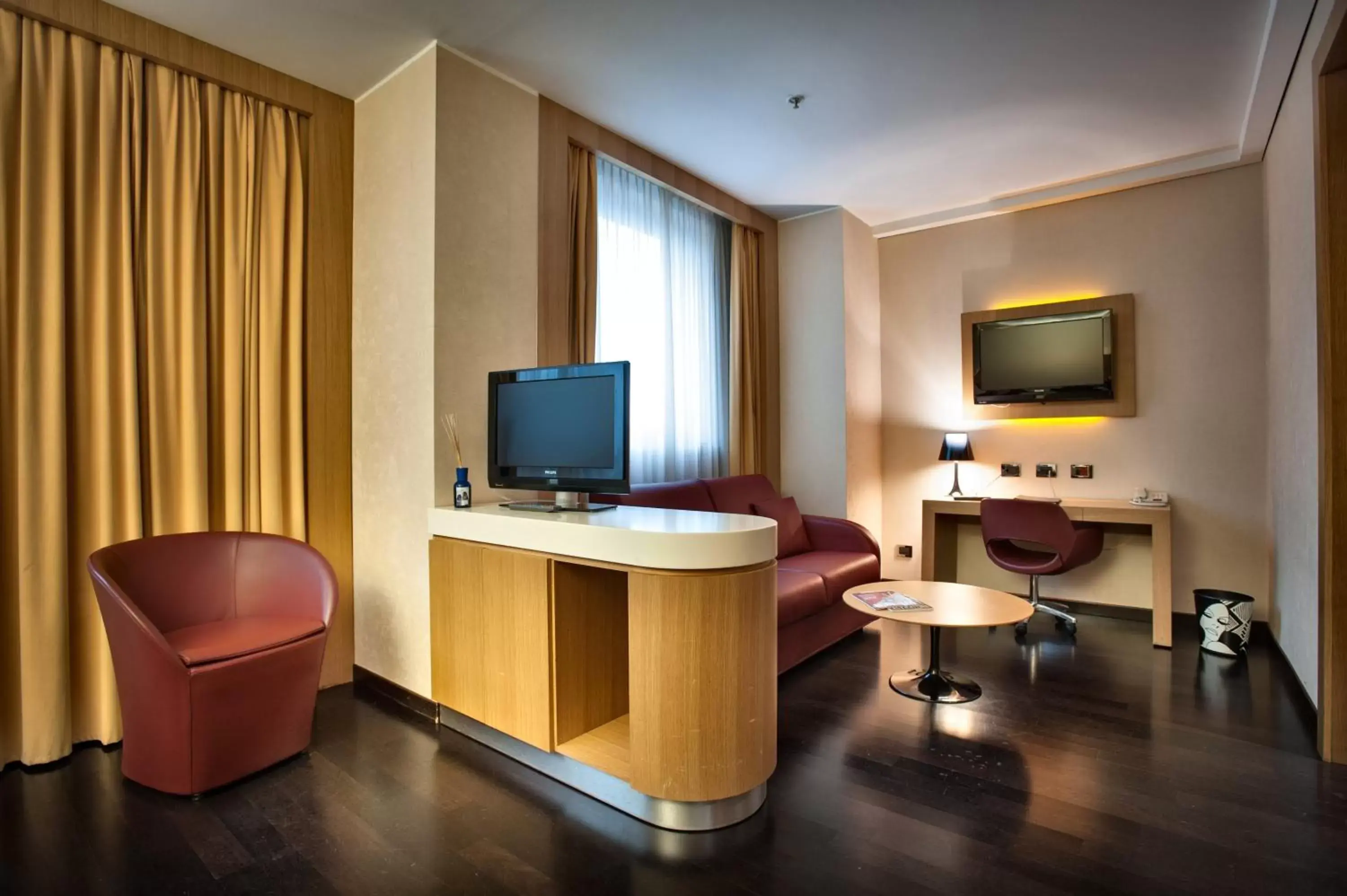 Bedroom, TV/Entertainment Center in Crowne Plaza Milan City, an IHG Hotel