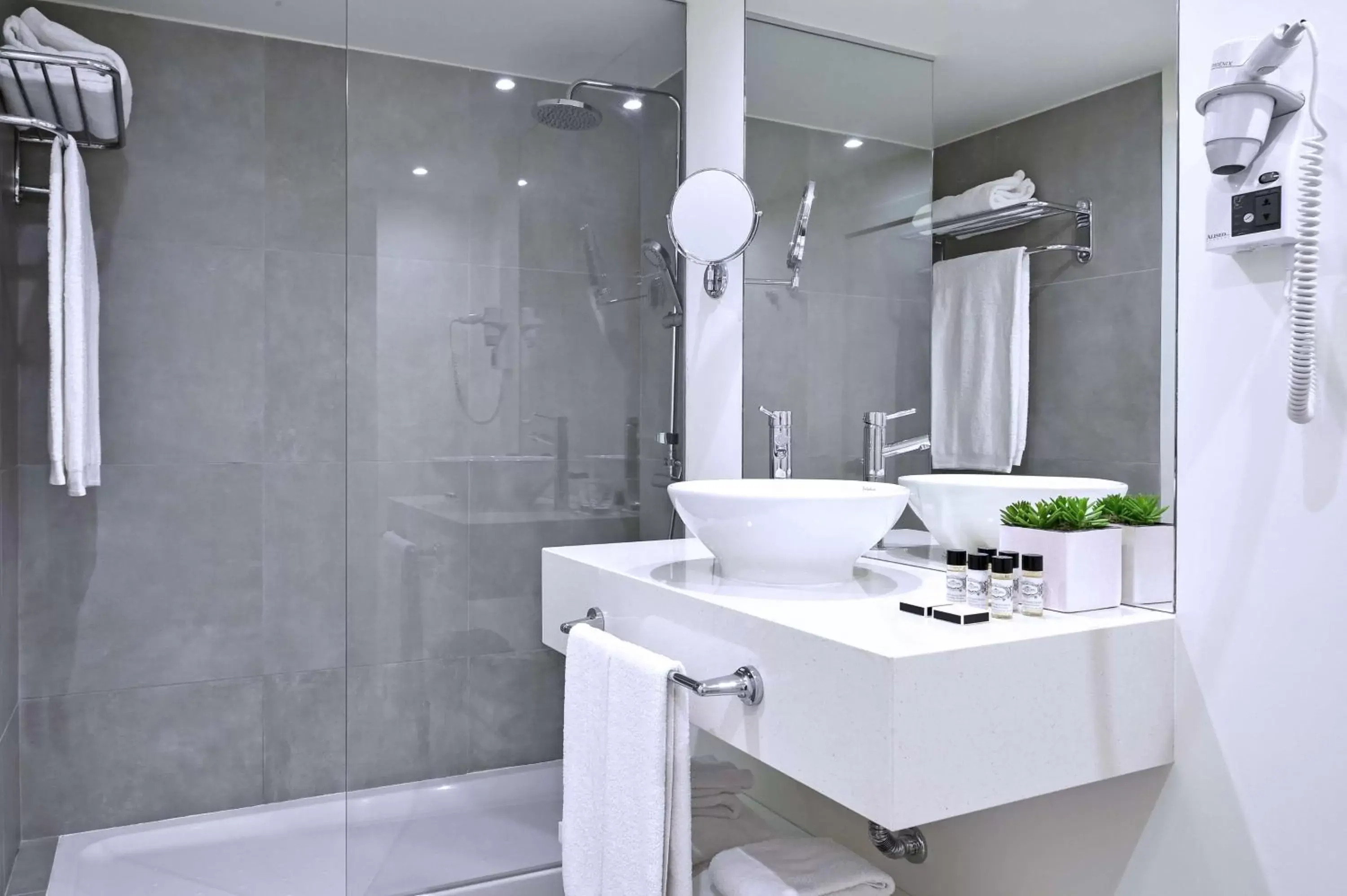 Shower, Bathroom in Tivoli Coimbra Hotel