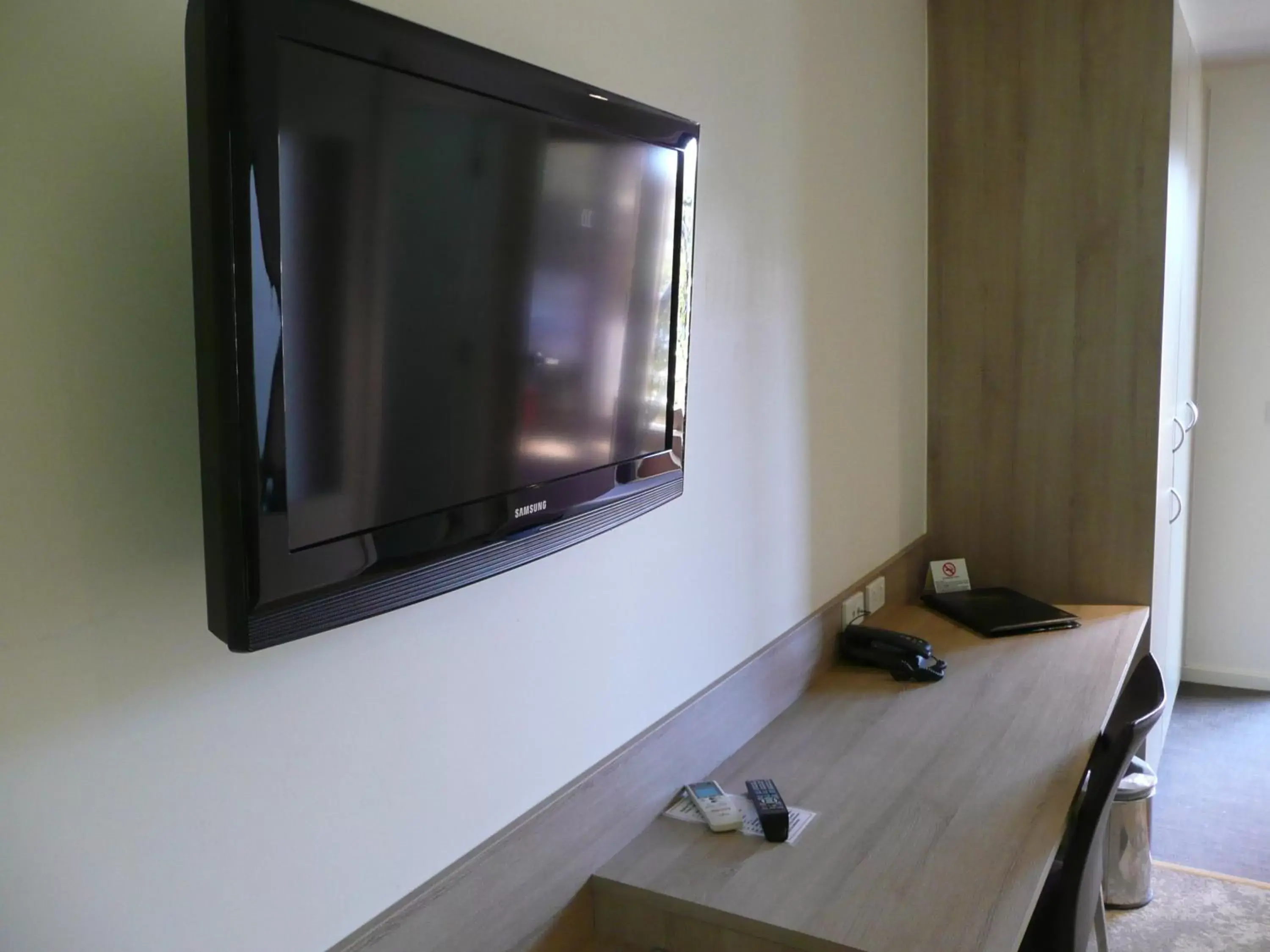 TV and multimedia, TV/Entertainment Center in Springs Mittagong