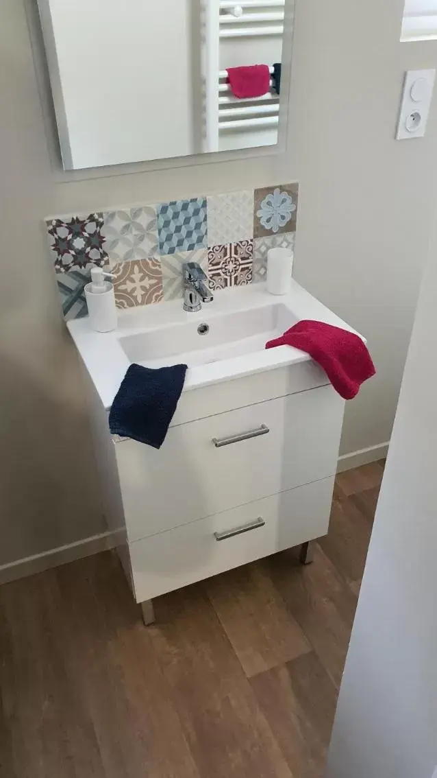 Bathroom in Chambre Balnéo à Chaumont (Maison Bonhage)