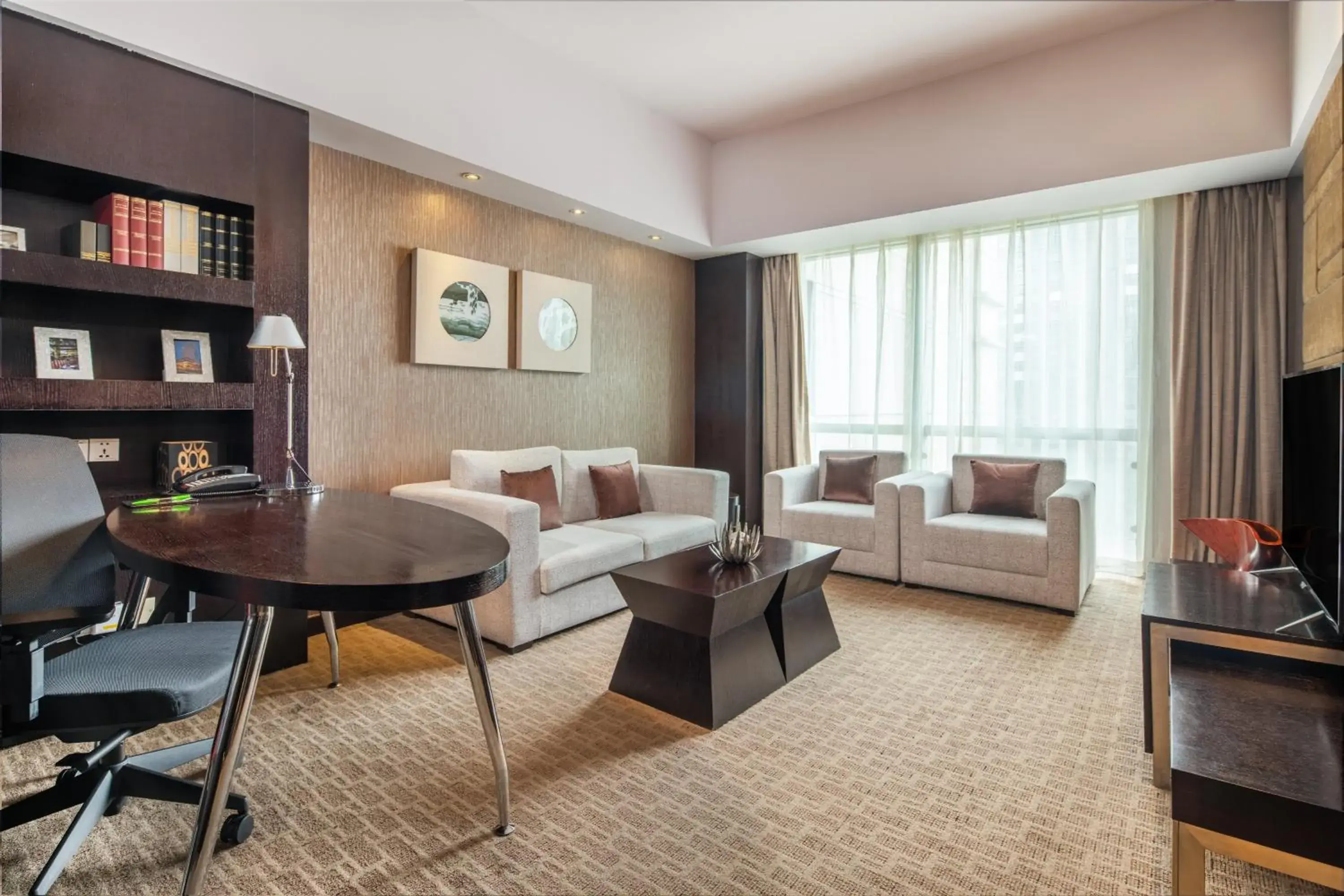 Photo of the whole room, Seating Area in Holiday Inn Xi'an Greenland Century City, an IHG Hotel