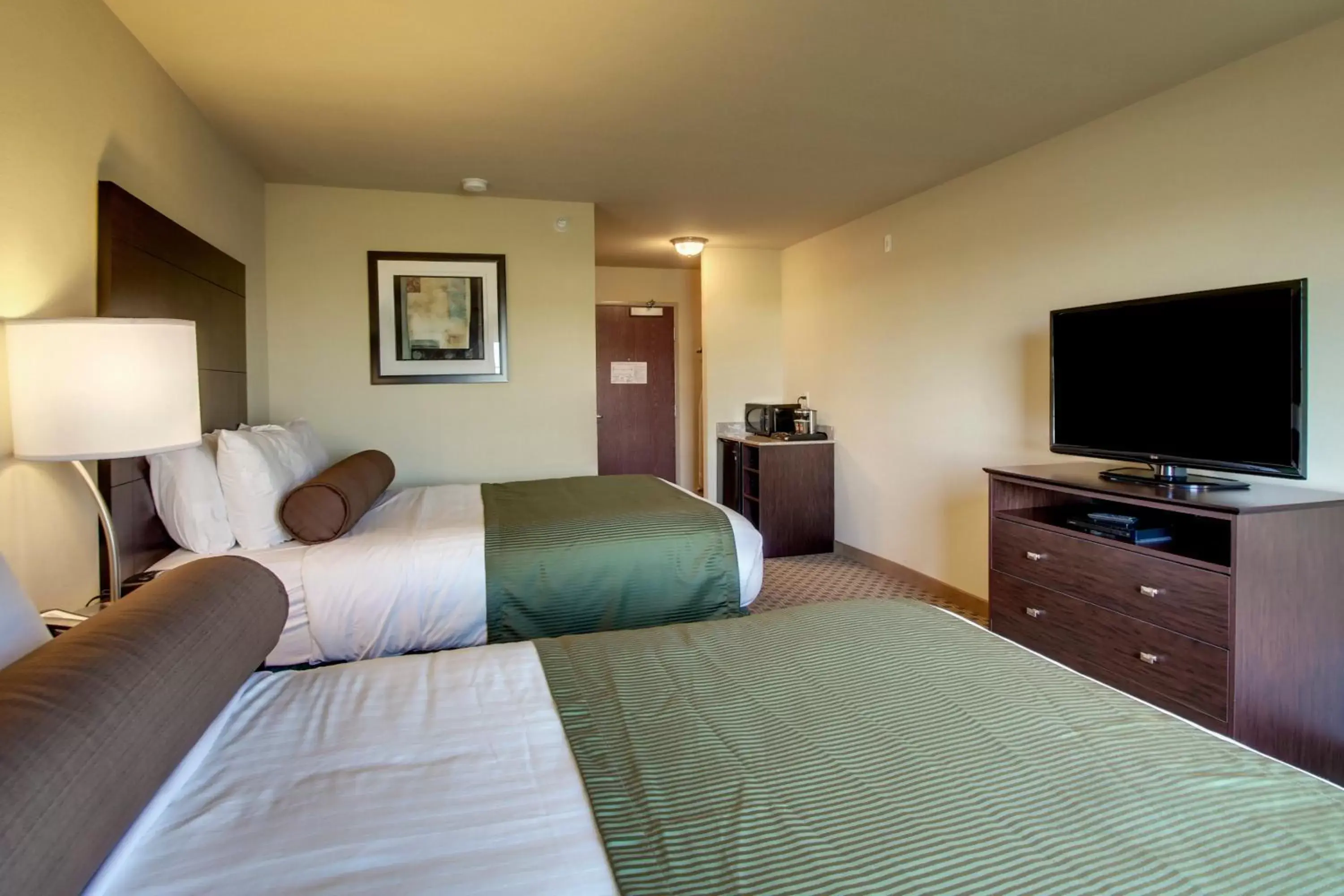 Bed, TV/Entertainment Center in Cobblestone Inn & Suites - Avoca