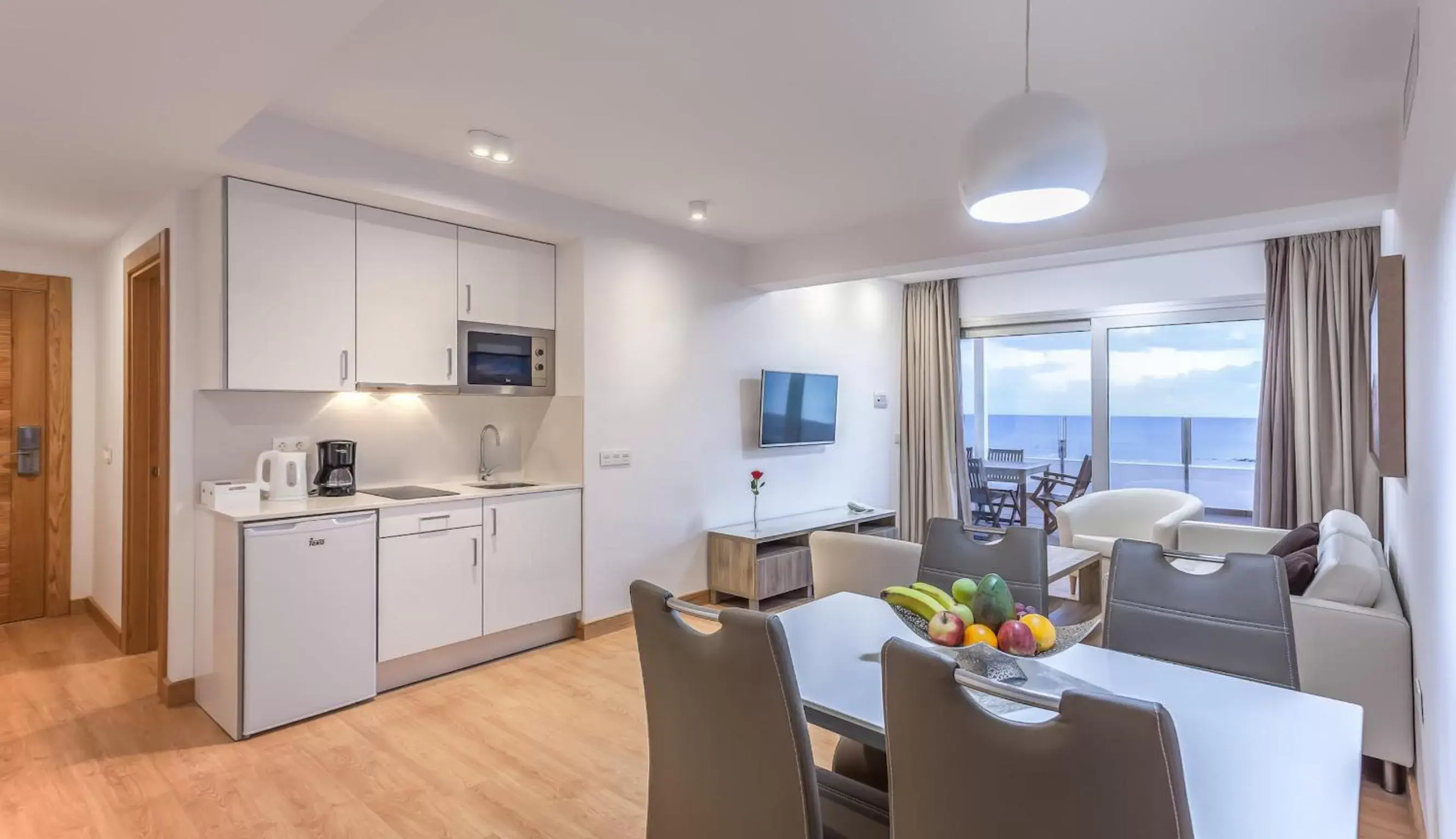 Kitchen or kitchenette, Dining Area in Hotel Lancelot