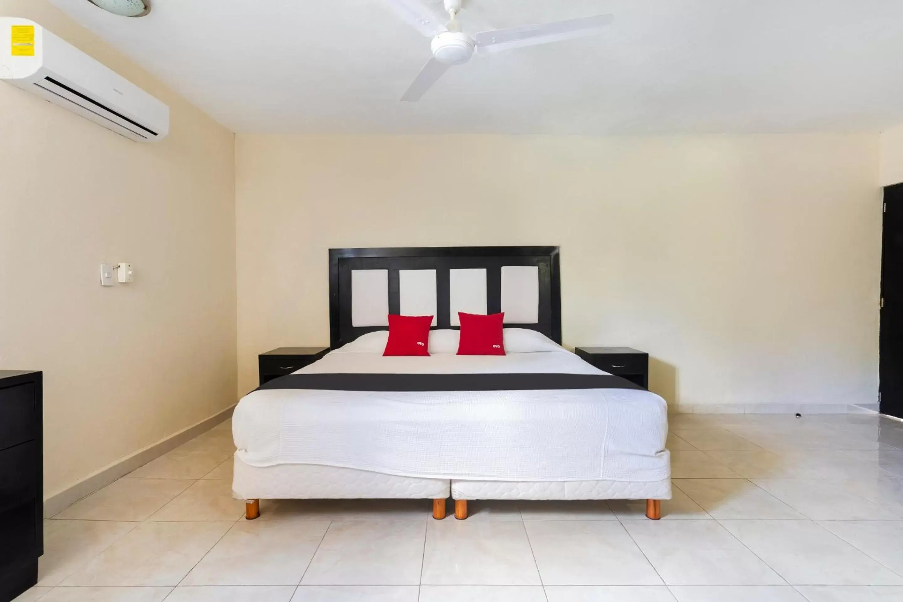 Bedroom, Bed in Hotel Jardín Cancún