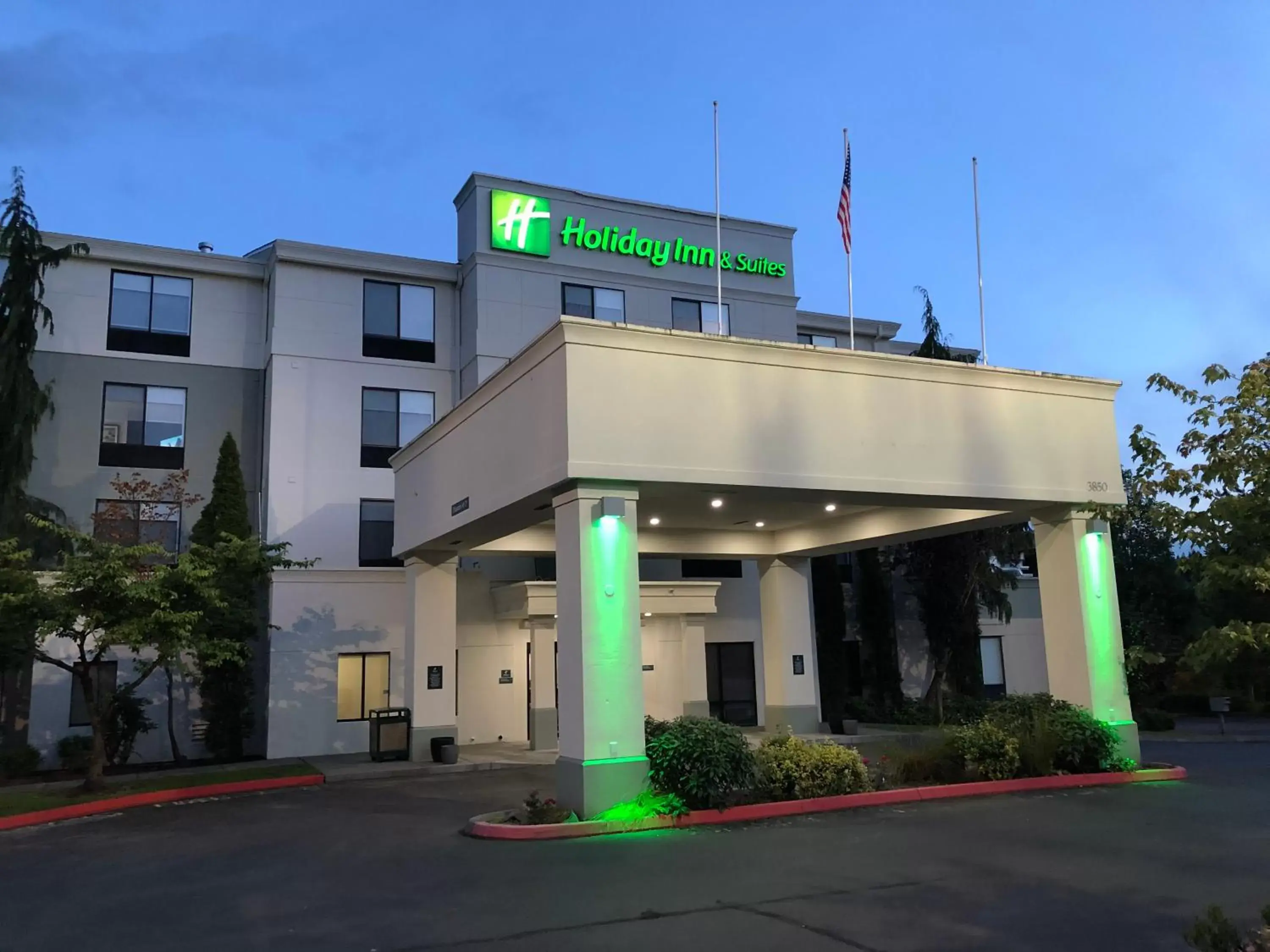 Property building in Holiday Inn & Suites Bothell an IHG Hotel