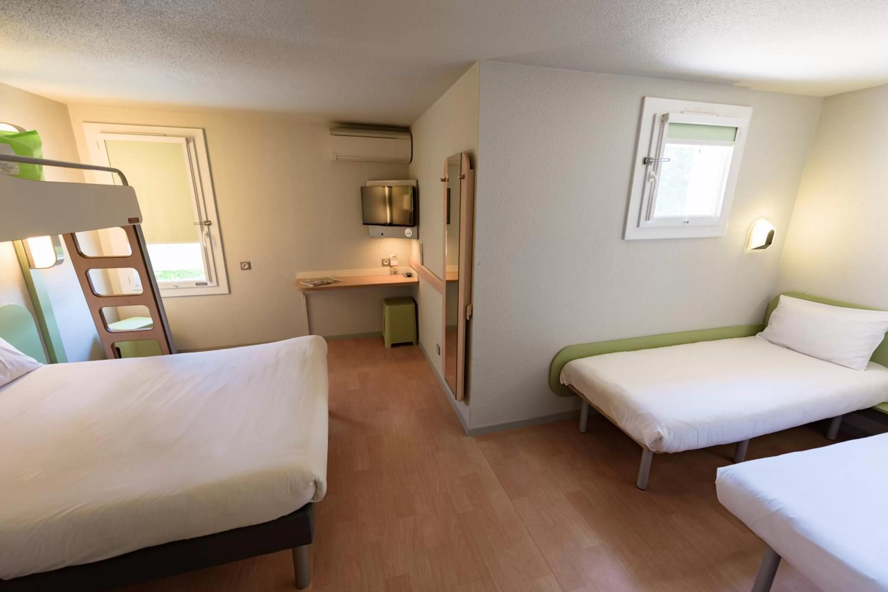 Bedroom, Bed in Ibis Budget Bollene