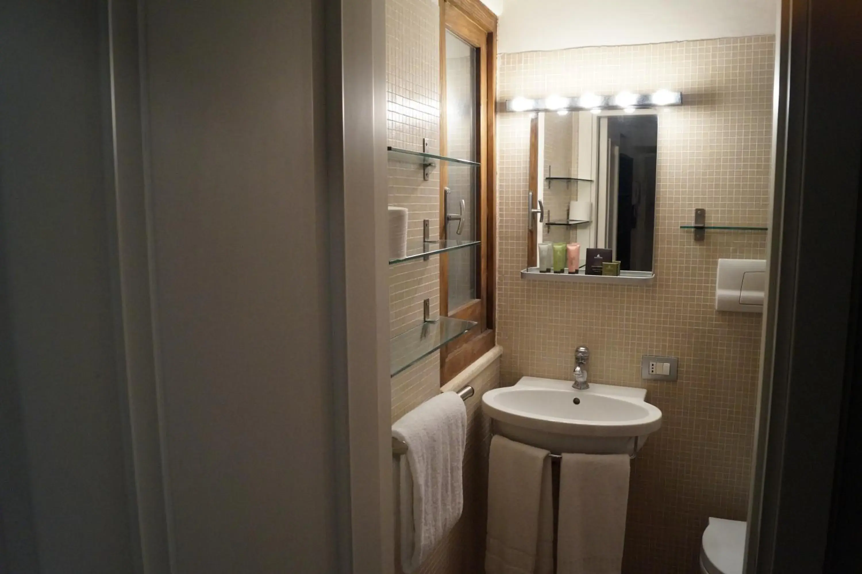 Triple Room with Shower in Relais Arco Della Pace