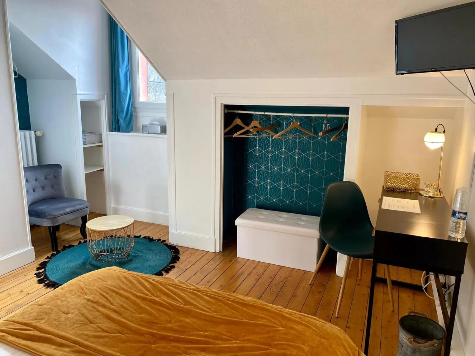 Shower, Bed in Logis Hotel La Tourelle du Beffroi